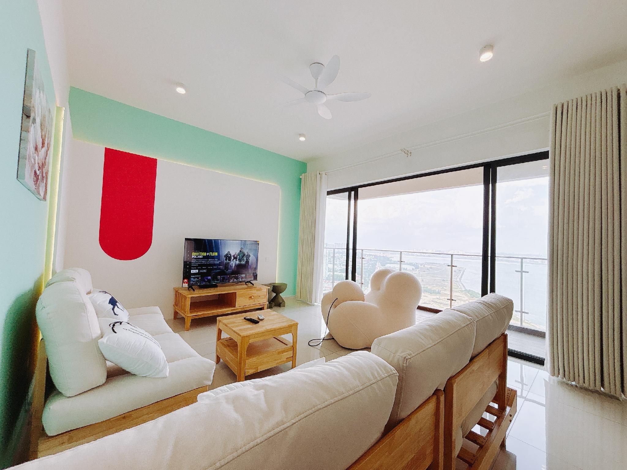 Three Bedroom and Two Bathroom Apartment with Sea Views