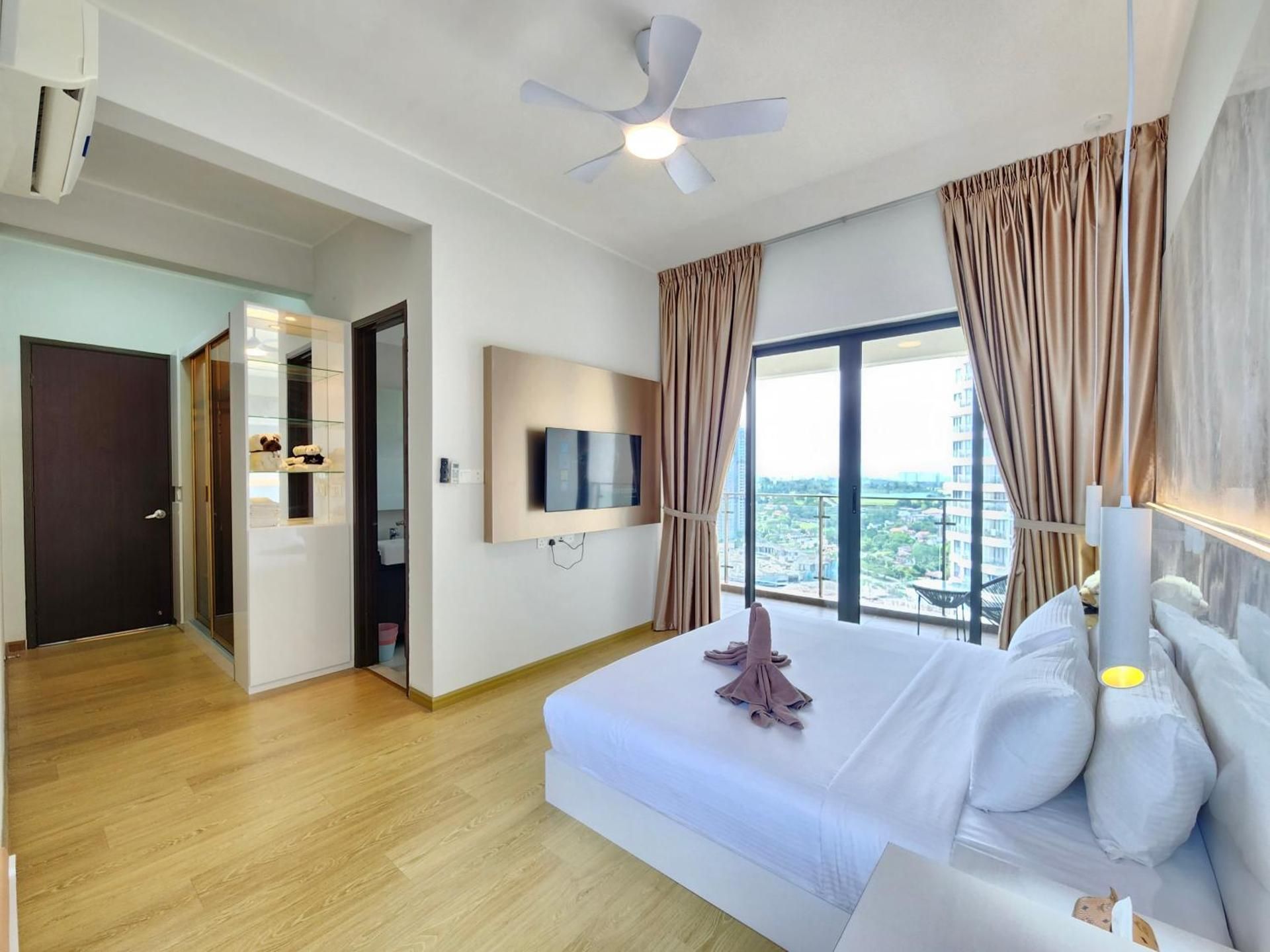 Three-Bedroom Apartment with Balcony