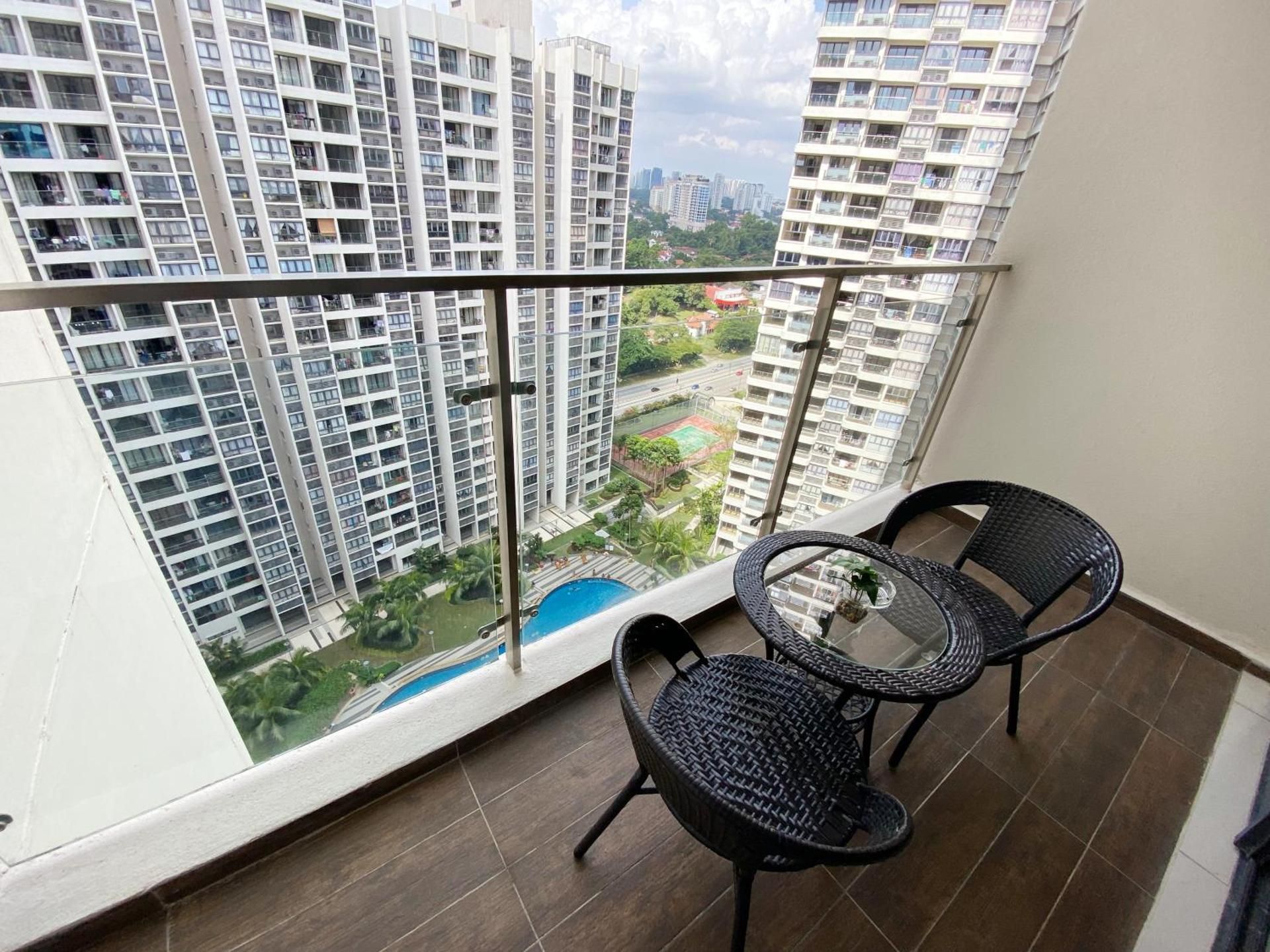 Apartment with Pool View