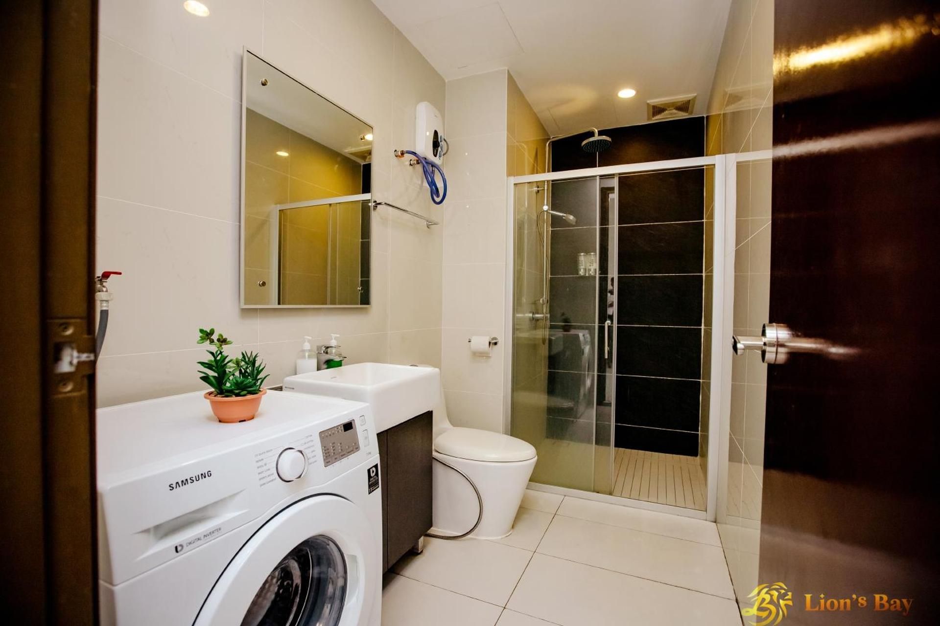 Apartment with Pool View