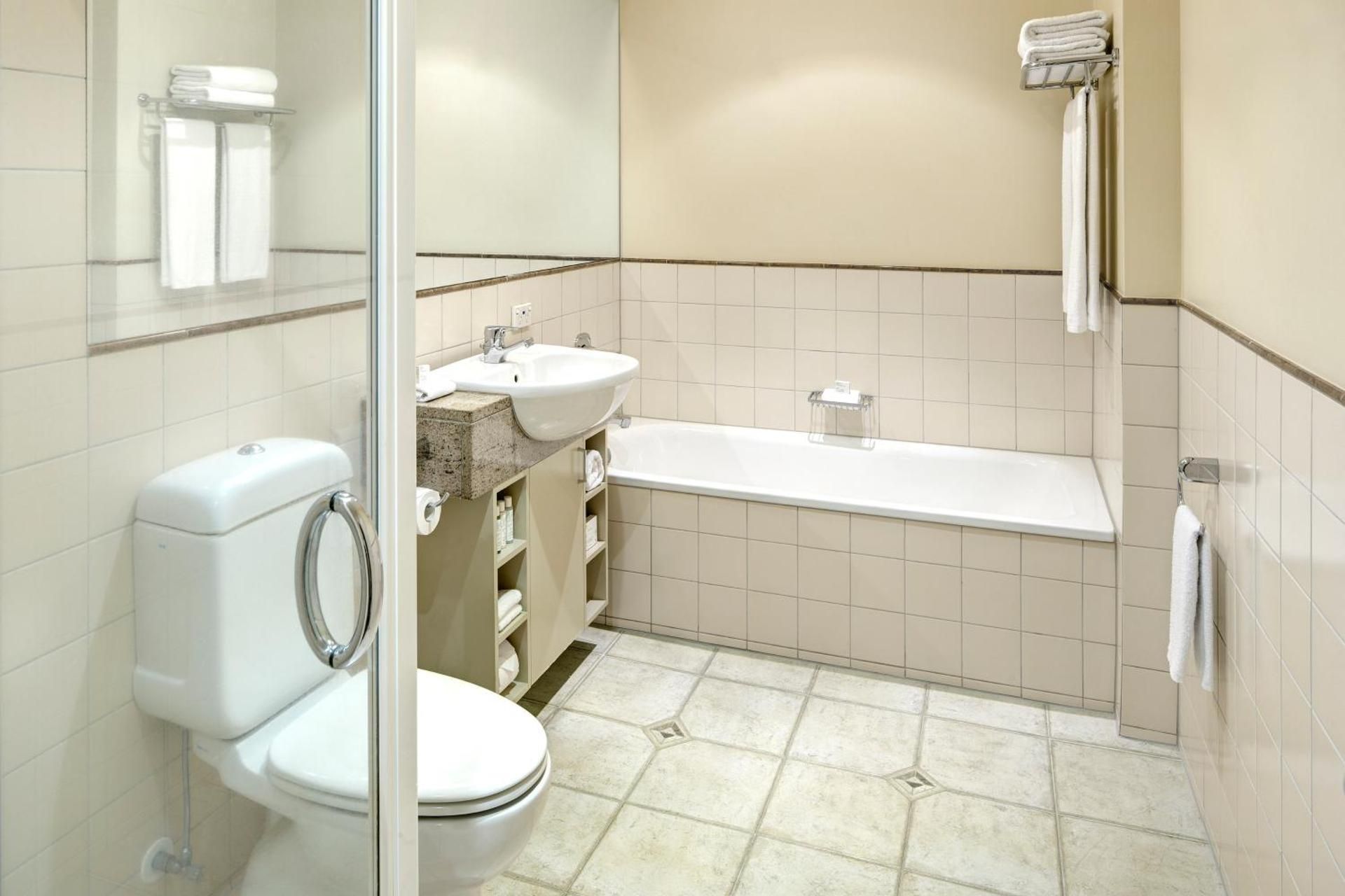 Deluxe 1 Bedroom Apartment with Harbor View