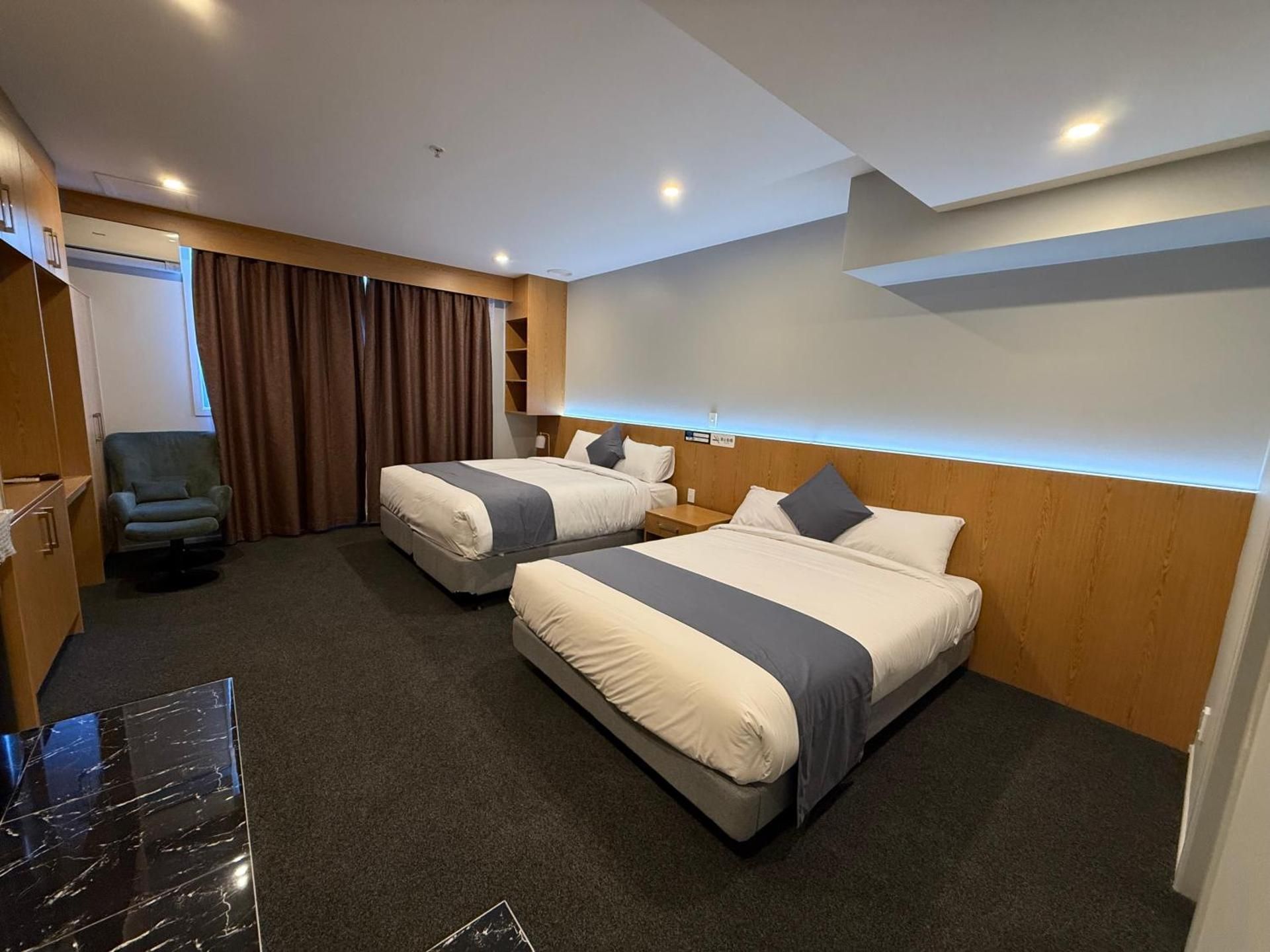 Deluxe Queen Suite