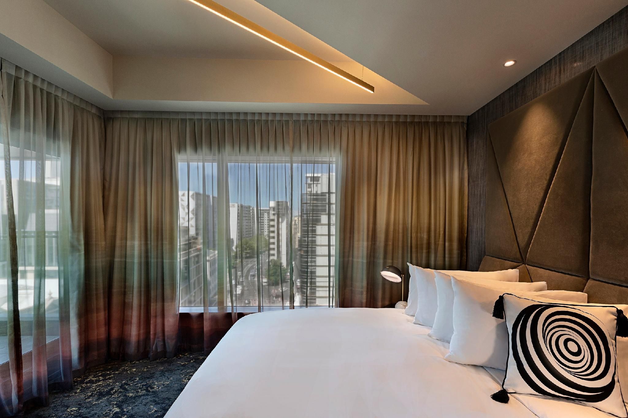 LOFT SUITE, Club Signature Access, 1 King Bed