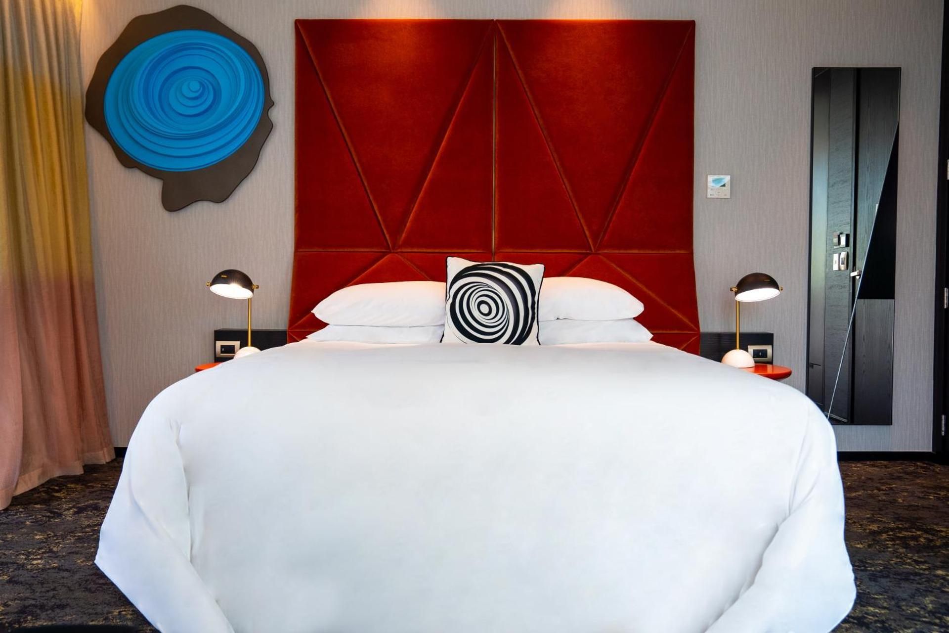 COLLECTION, 1 King Bed