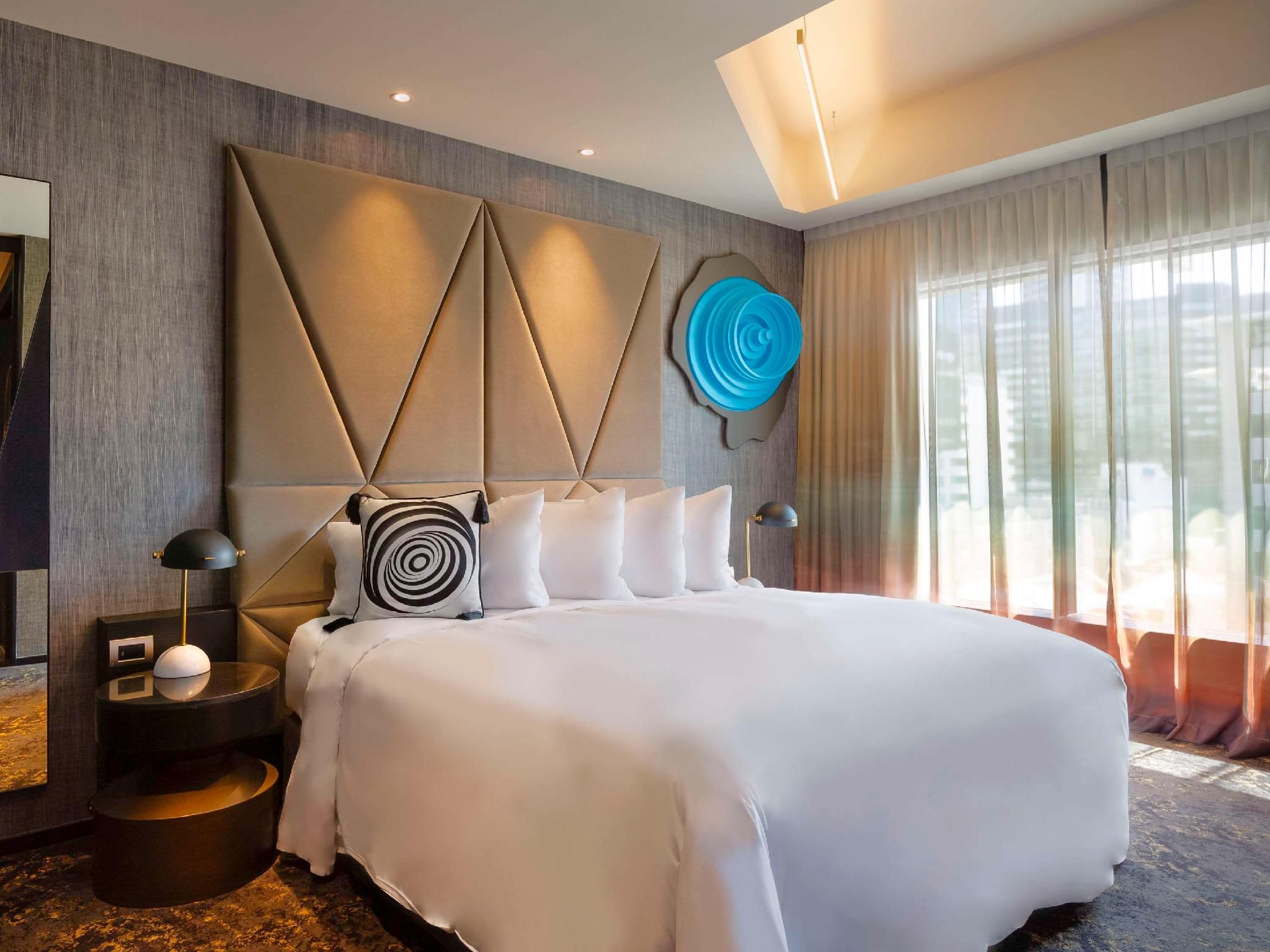 LOFT SUITE, Club Signature Access, 1 King Bed