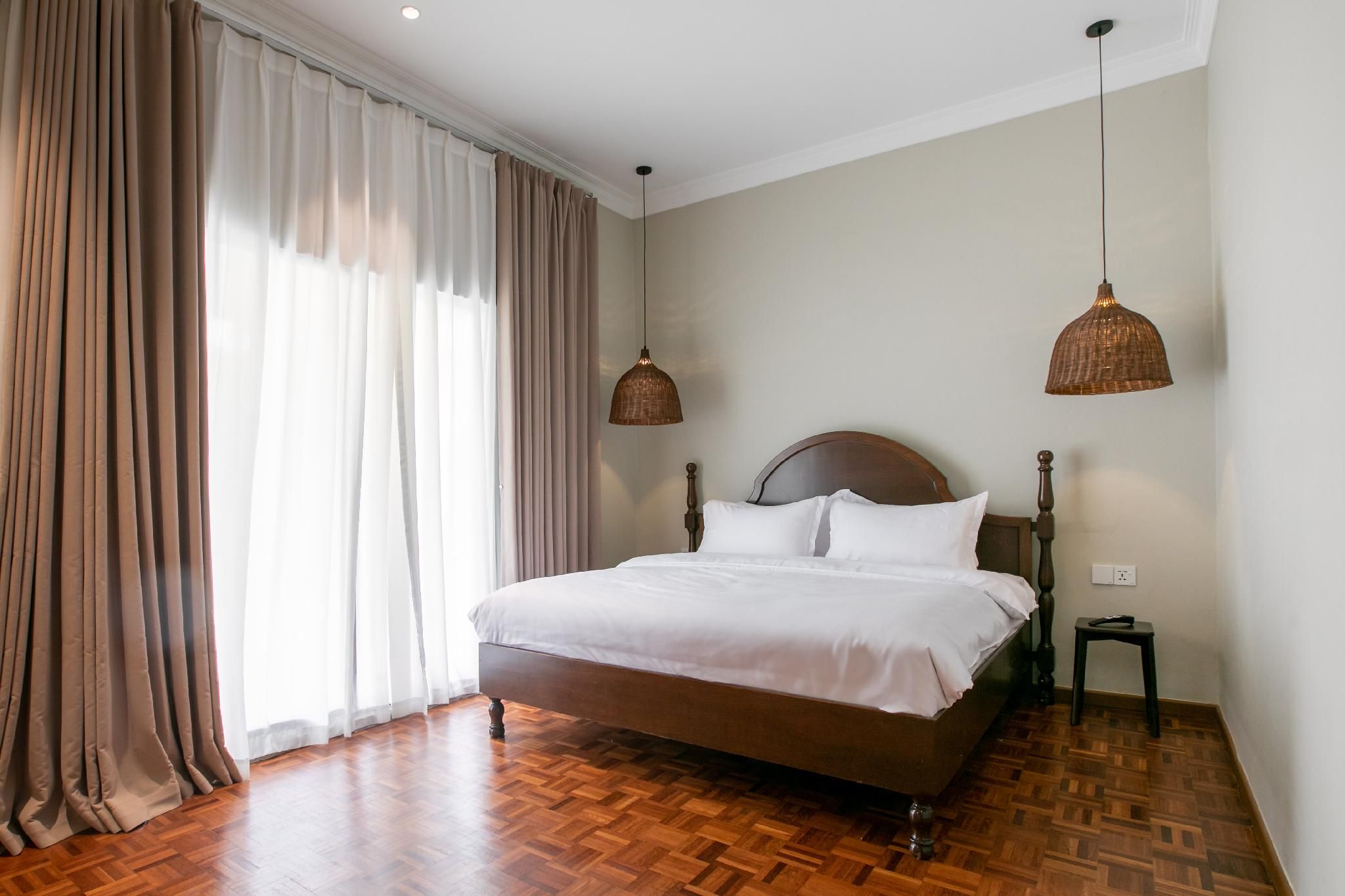 Deluxe King Room with Bathtub
