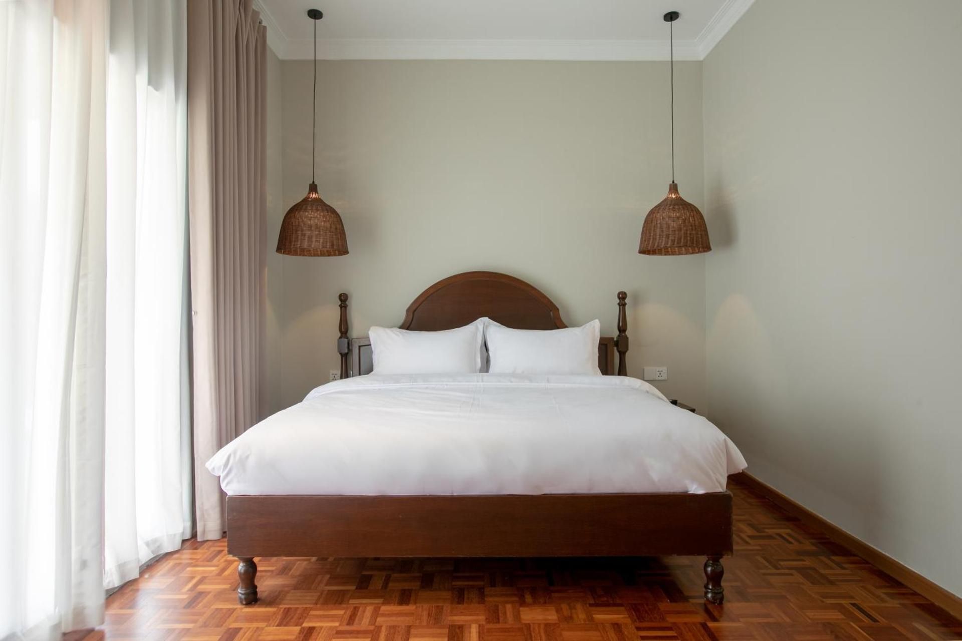 Deluxe King Room with Bathtub