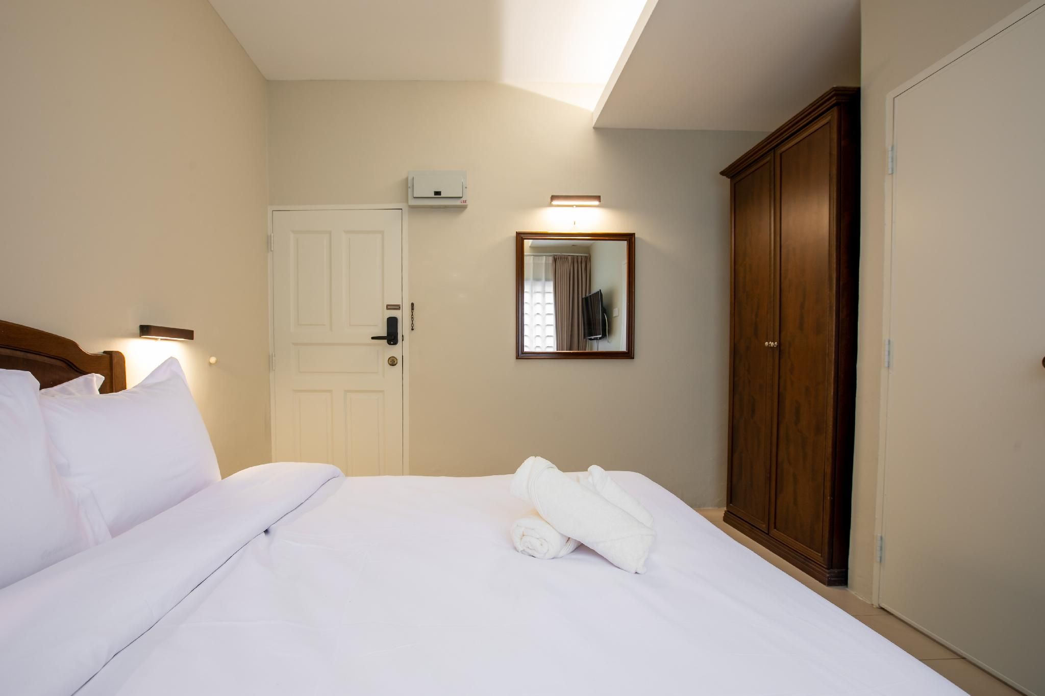 Standard Room with Queen Bed