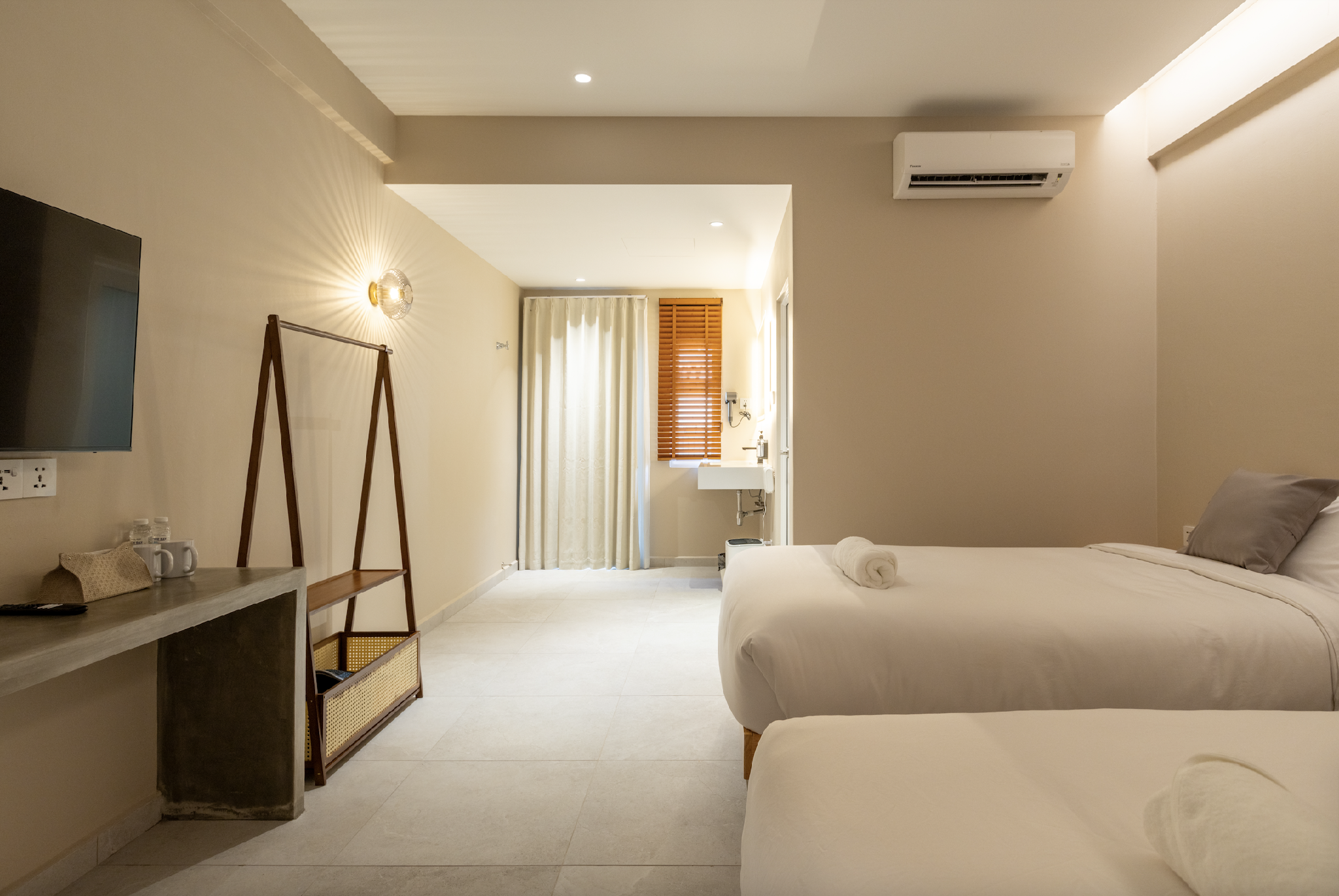 Deluxe Twin with Bathtub