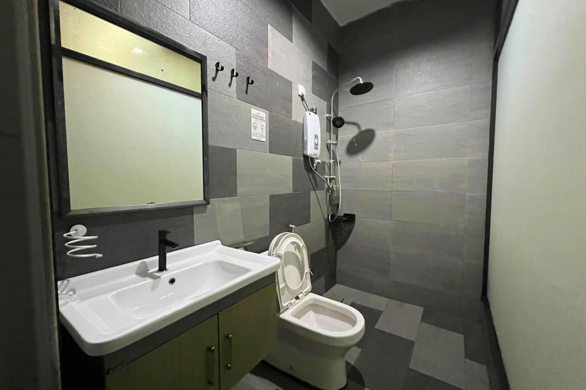 Standard Queen Room