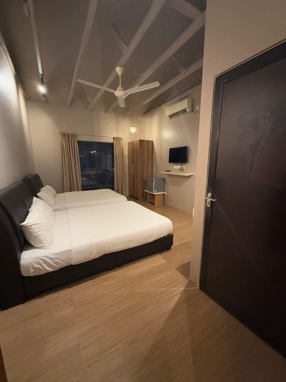 Deluxe Family 2 Queen Bedroom - Parking Fee Included