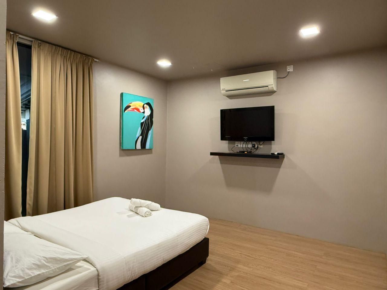 Deluxe - 1 King Bed with Patio View