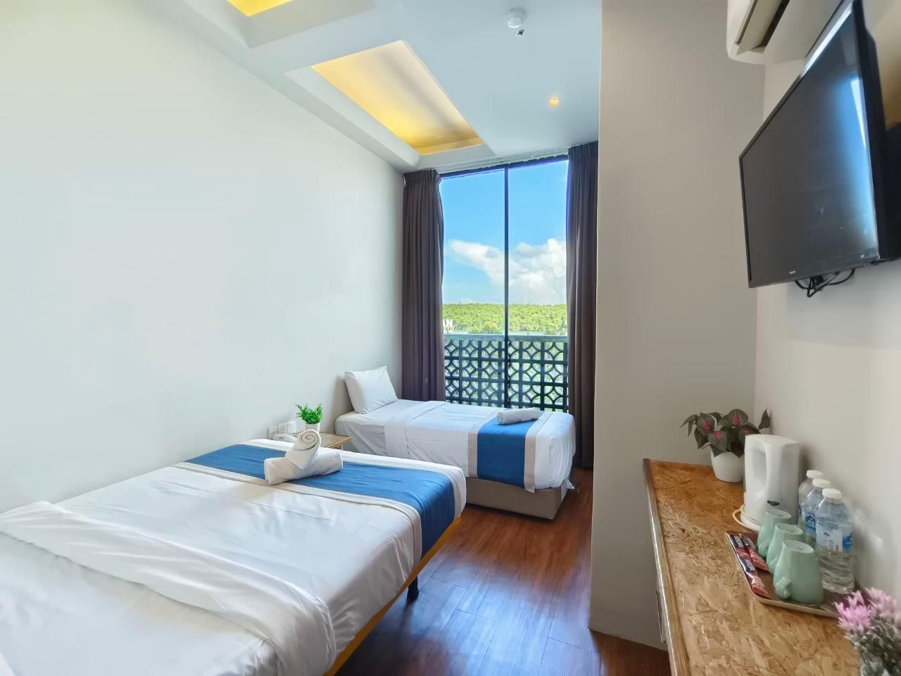 Riverbank Hotel by MRVJ BUSINESS Riverfront Family Room