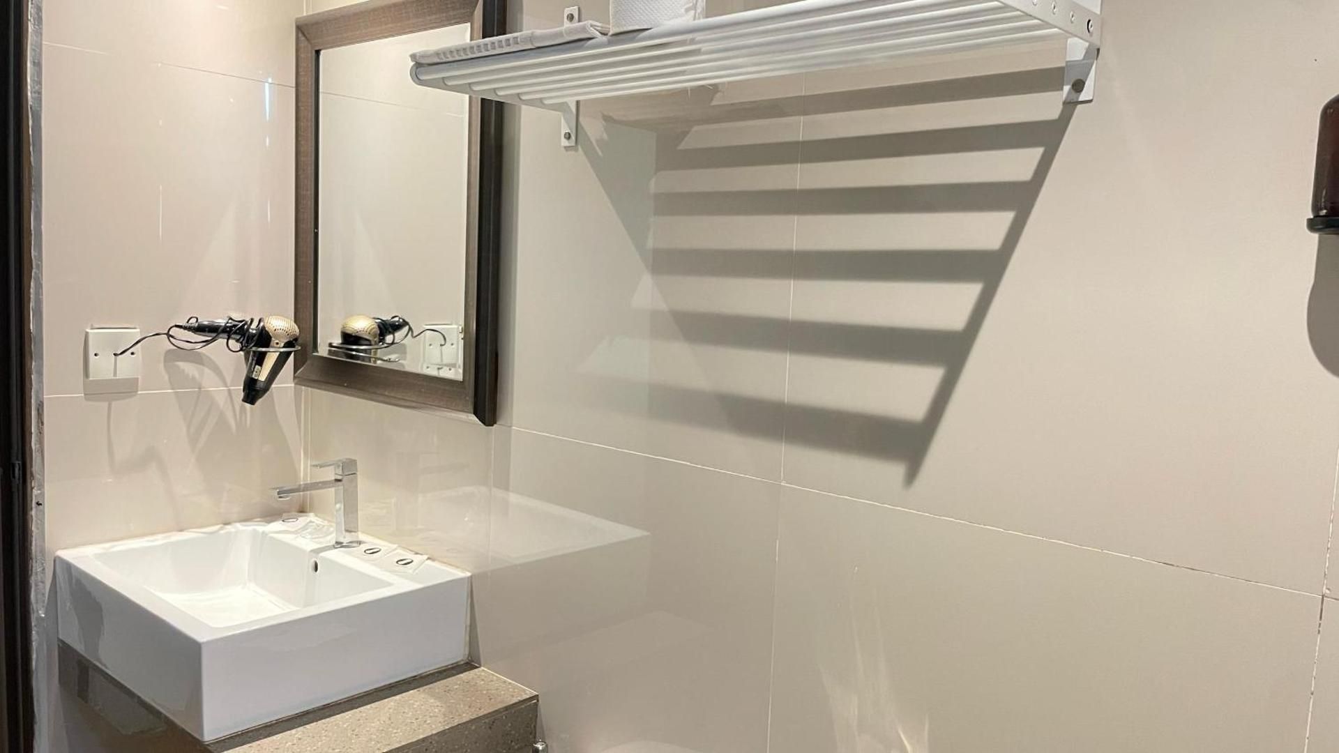 Riverbank Hotel by MRVJ BUSINESS Superior King Room 3