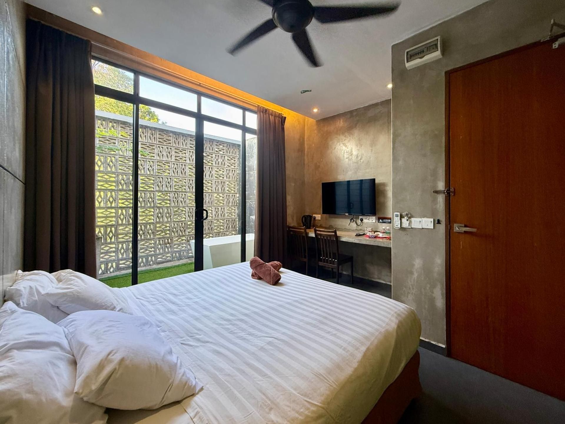 Deluxe King Room