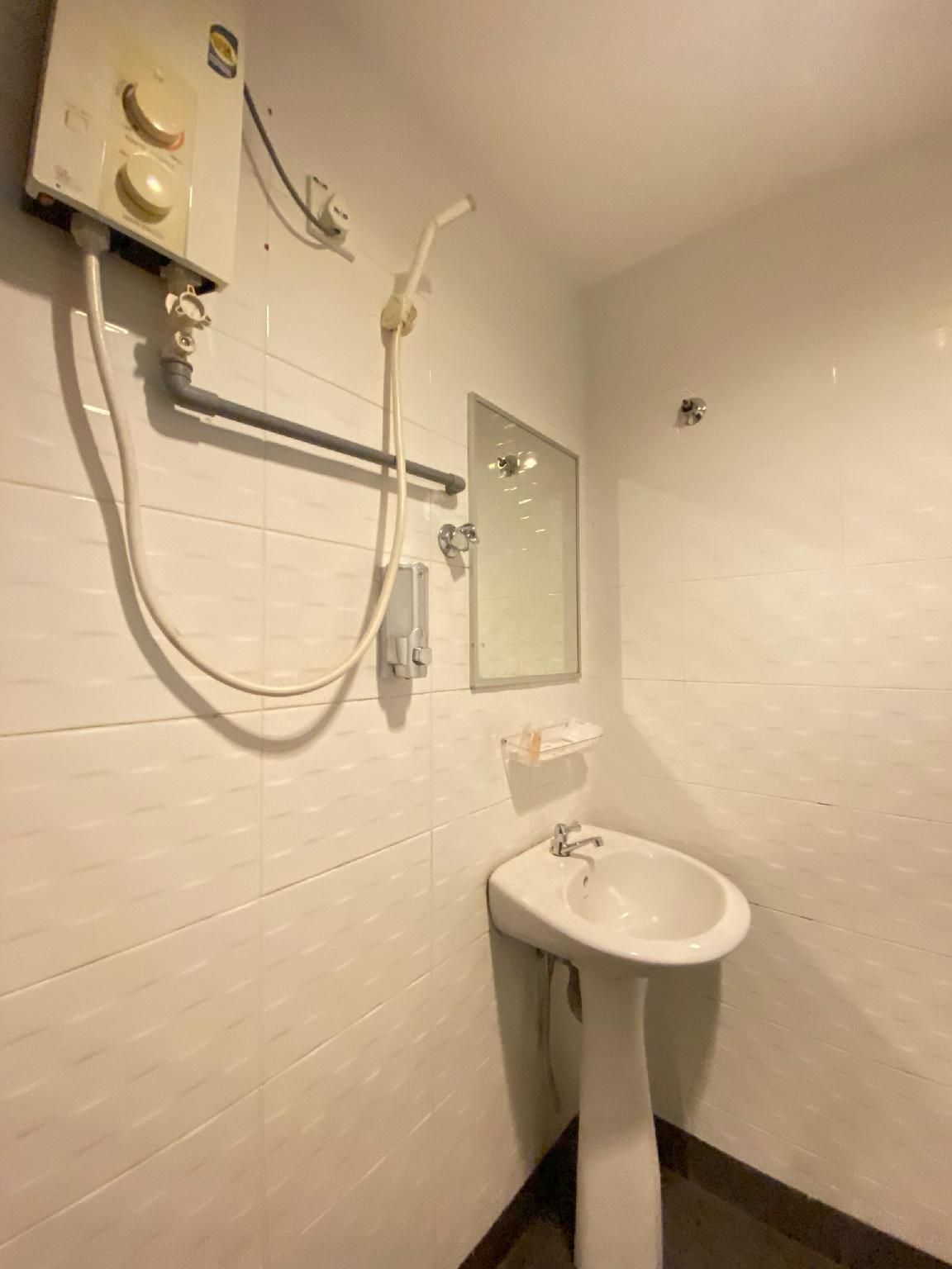 Standard Triple - No Window