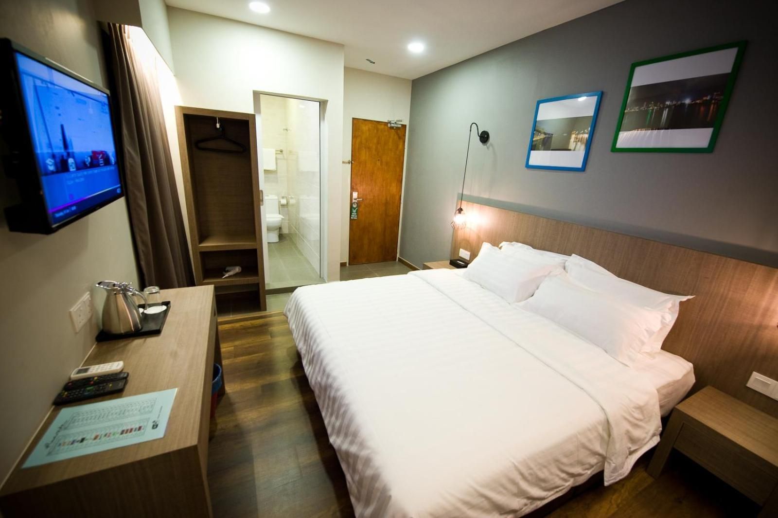 Deluxe King Room with City View