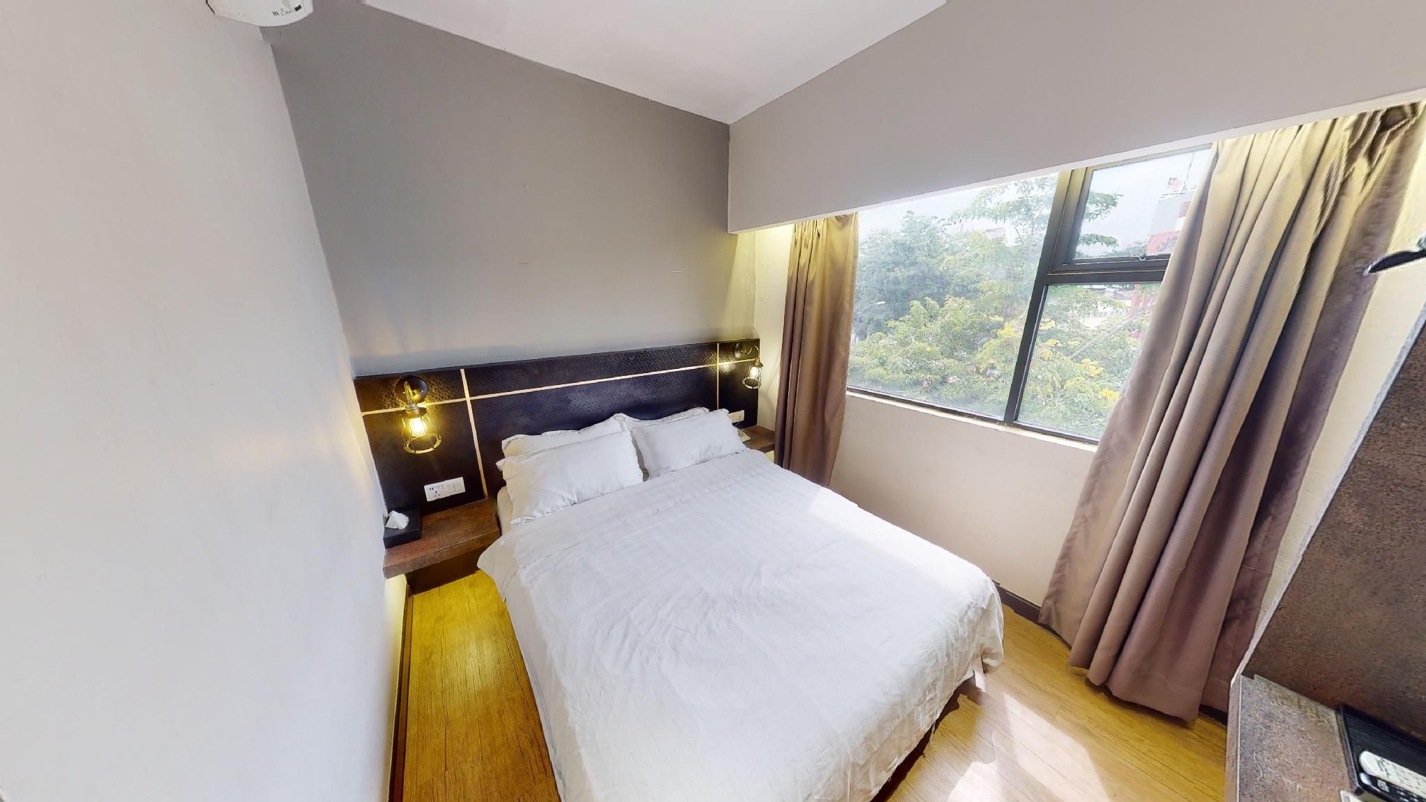 Deluxe Queen Room with Window