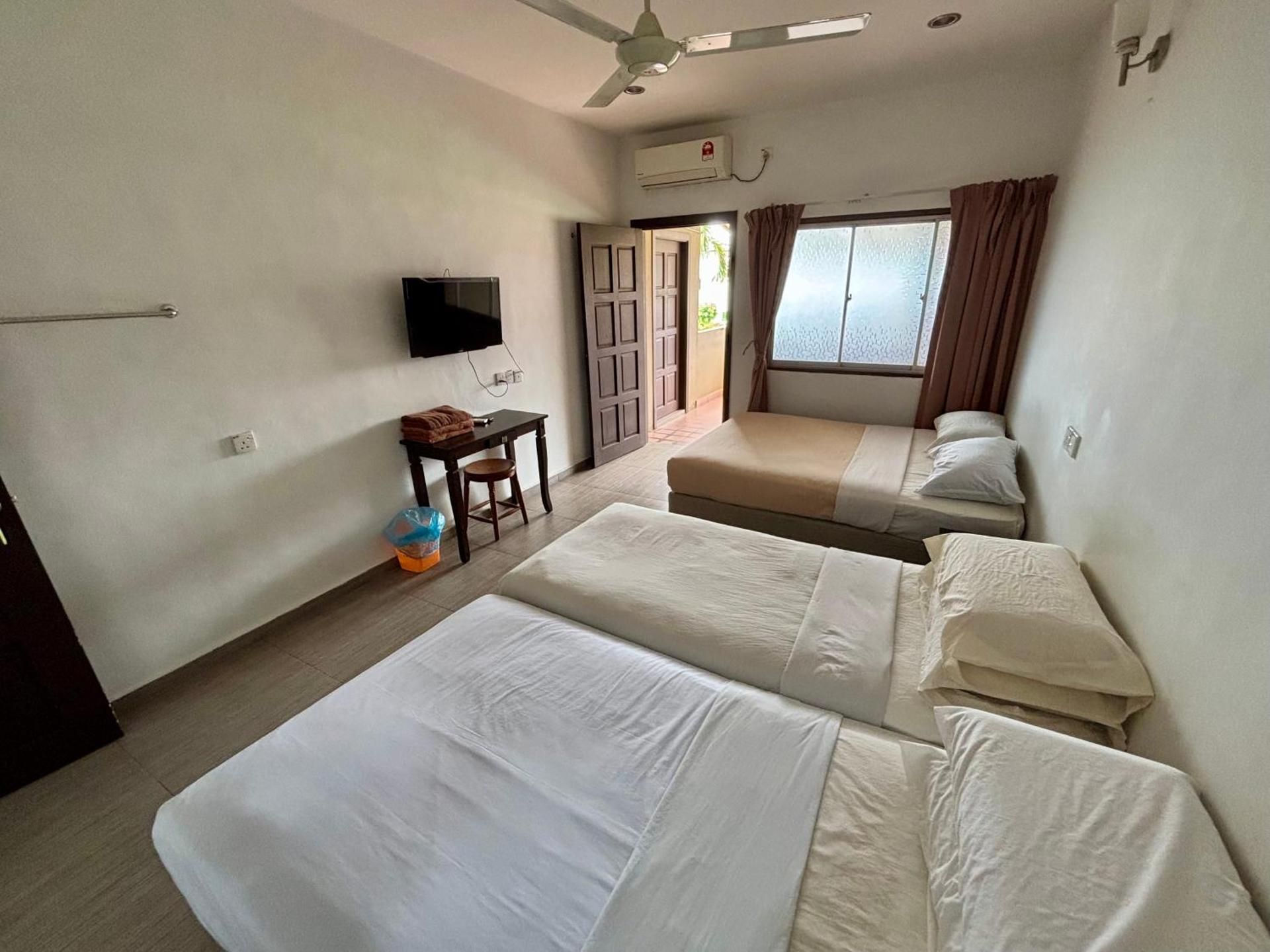 Quadruple Room with Private Bathroom