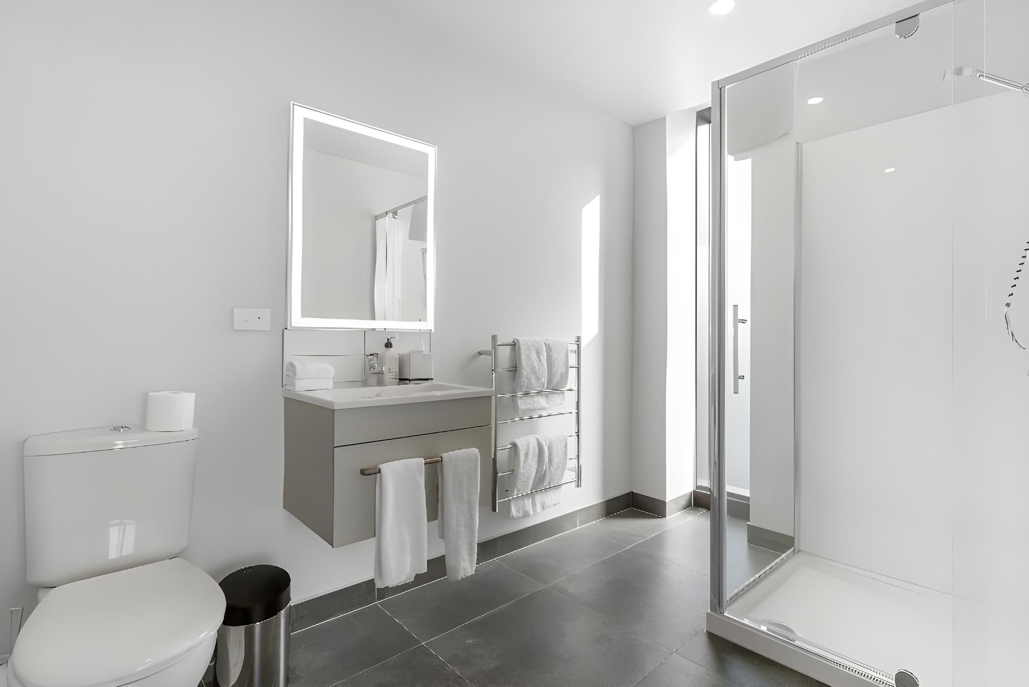 King and Single 3-Bedroom Apartment, Kitchen, Top Floor