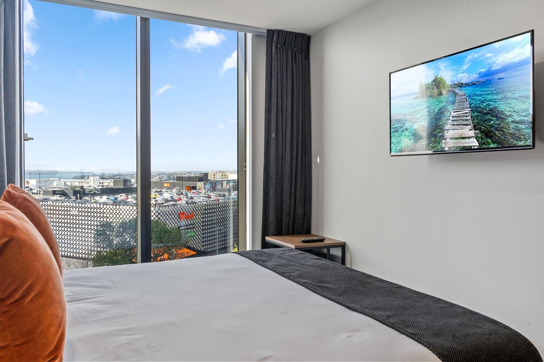 King Hotel Room, Non-Motorway Facing