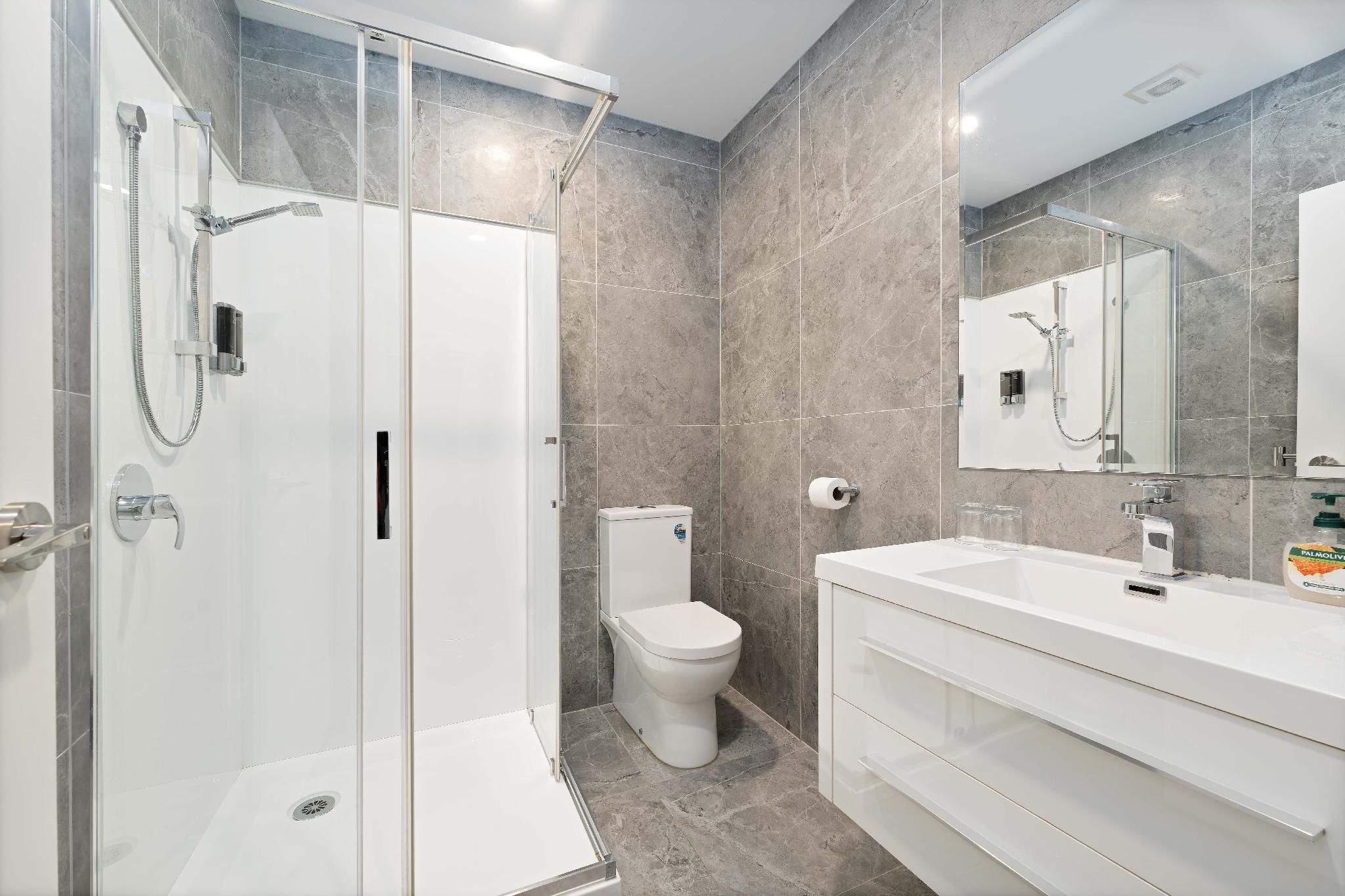 Alpaca Manor Ensuite Room with Private Bathroom 3