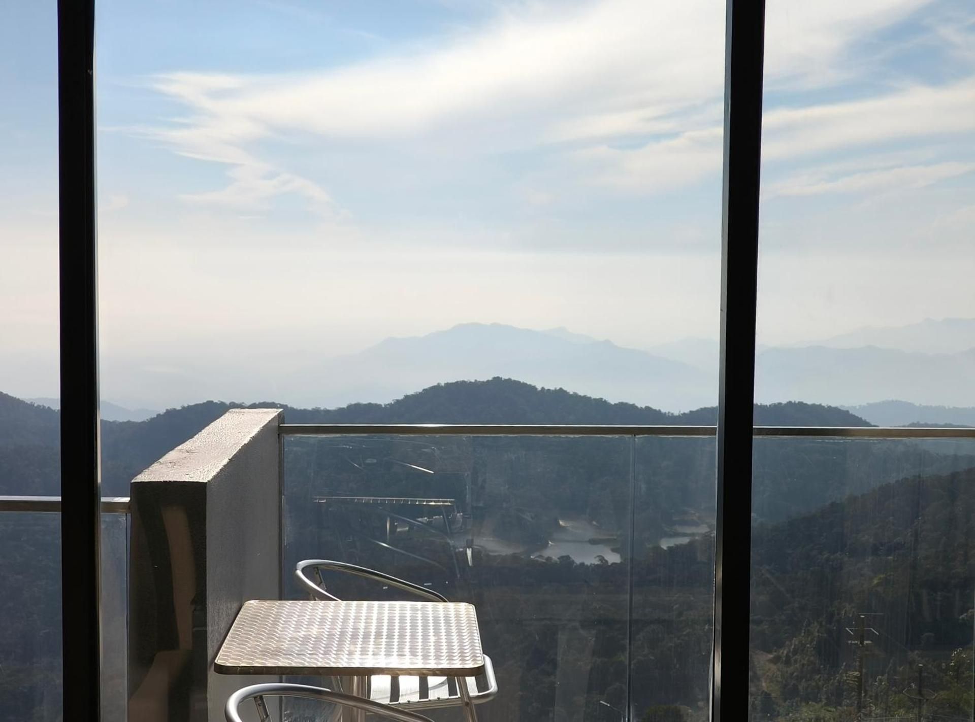 Three-Bedroom Apartment with Mountain View