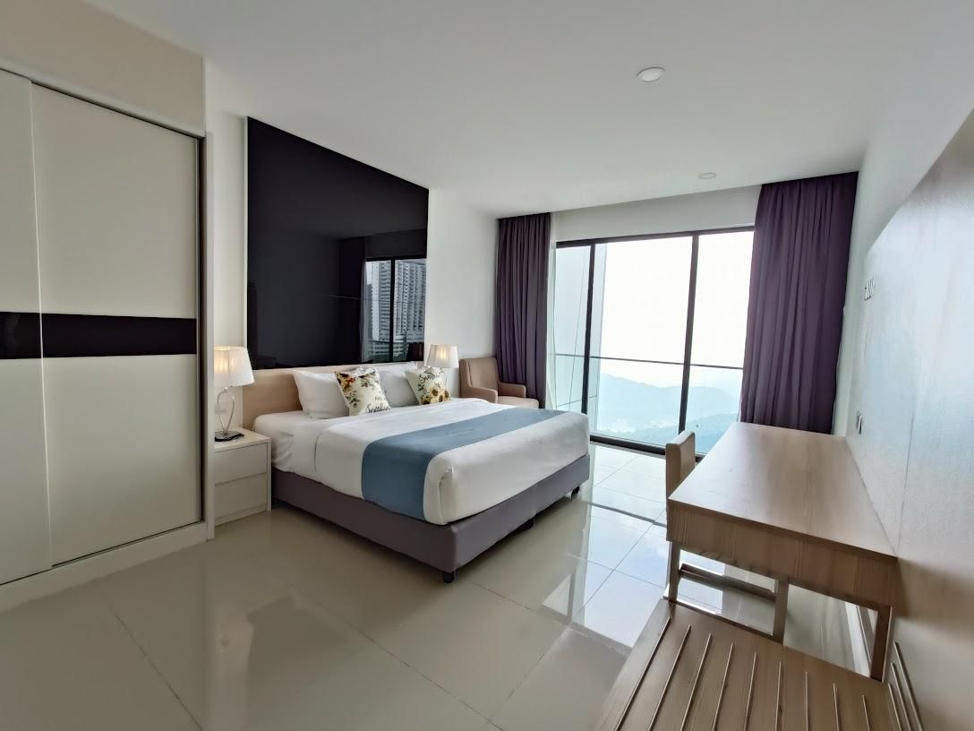 Three Bedroom Apartment with Mountain View