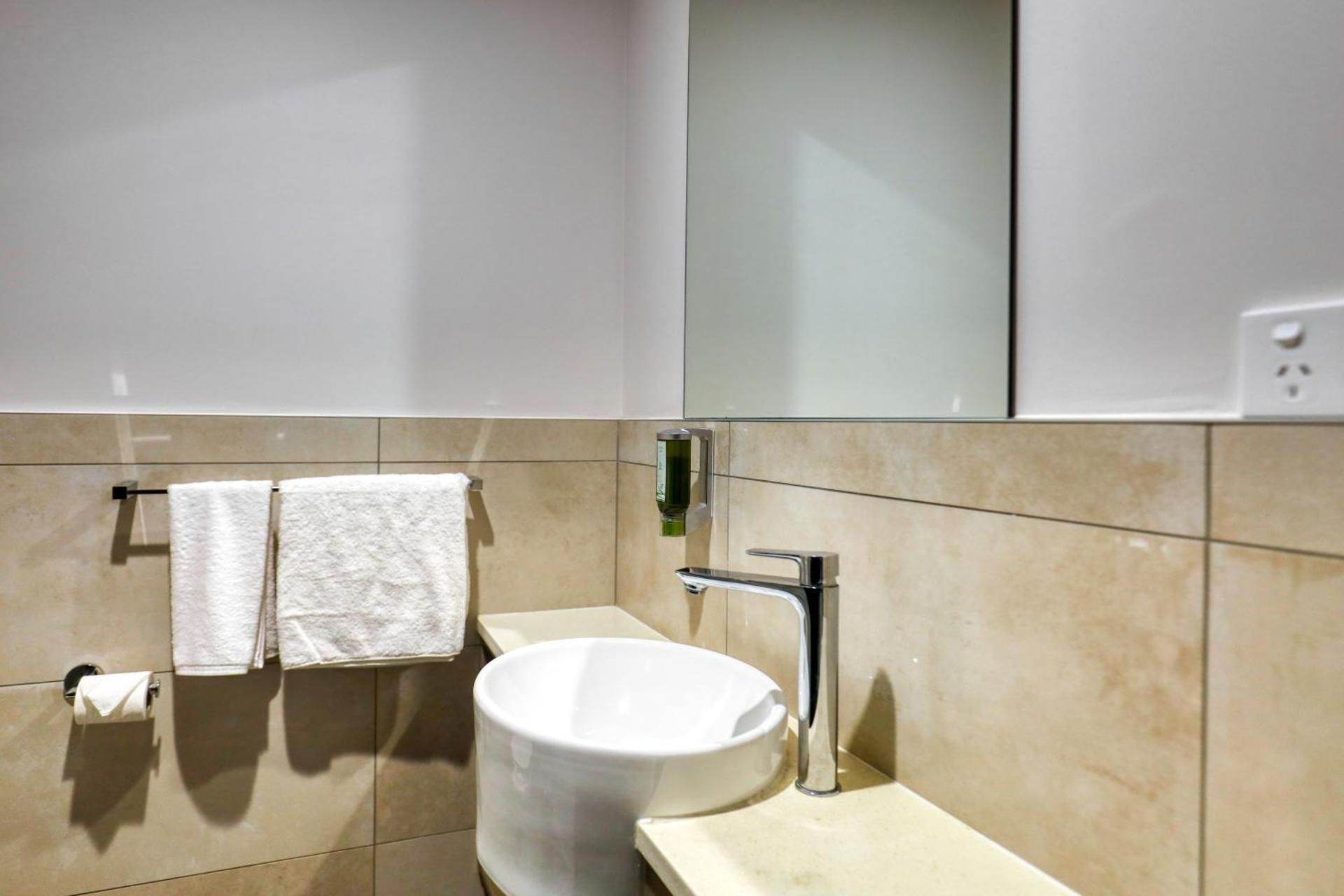 Leroy Suites Albany Deluxe Studio 2