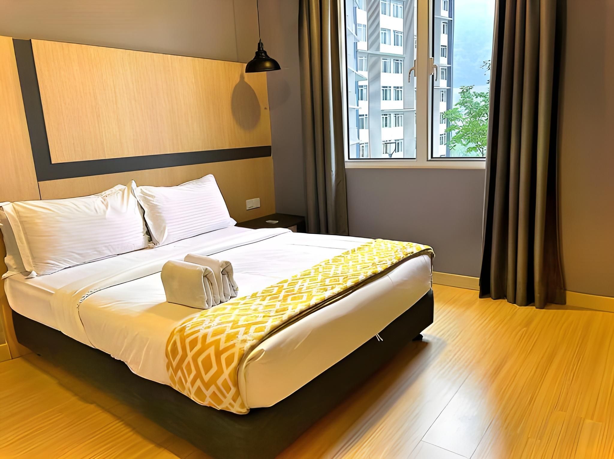1-bedroom deluxe suite with king bed and balcony