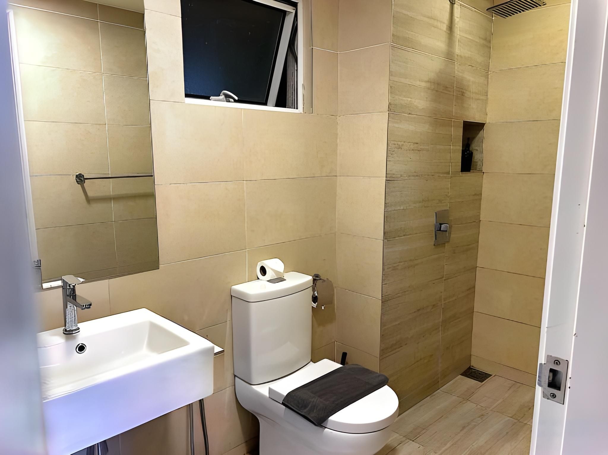 1-bedroom deluxe suite with king bed and balcony