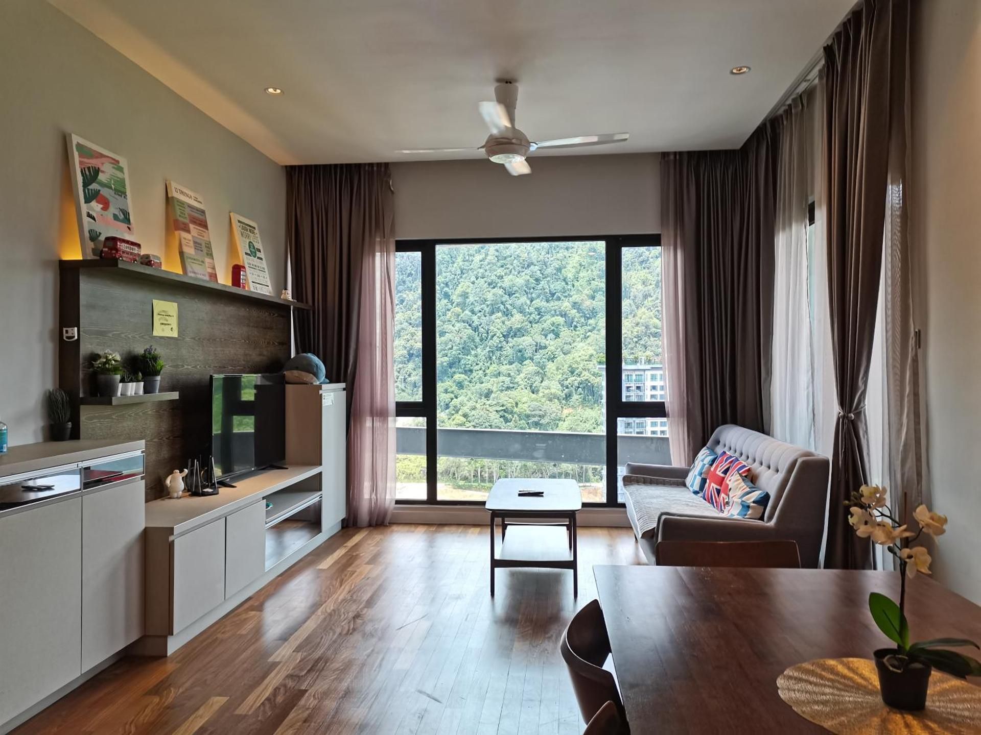 Apartment with Mountain View