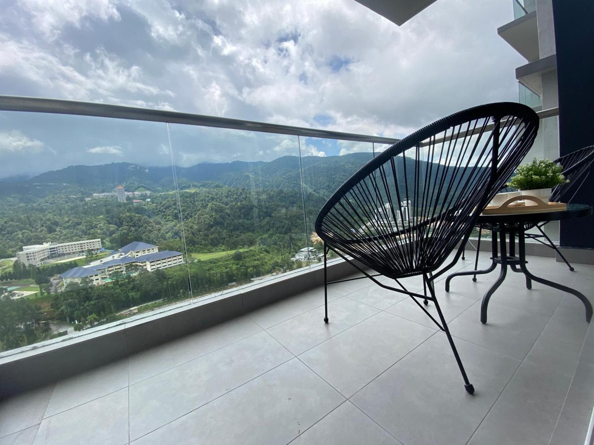 Apartment with Mountain View