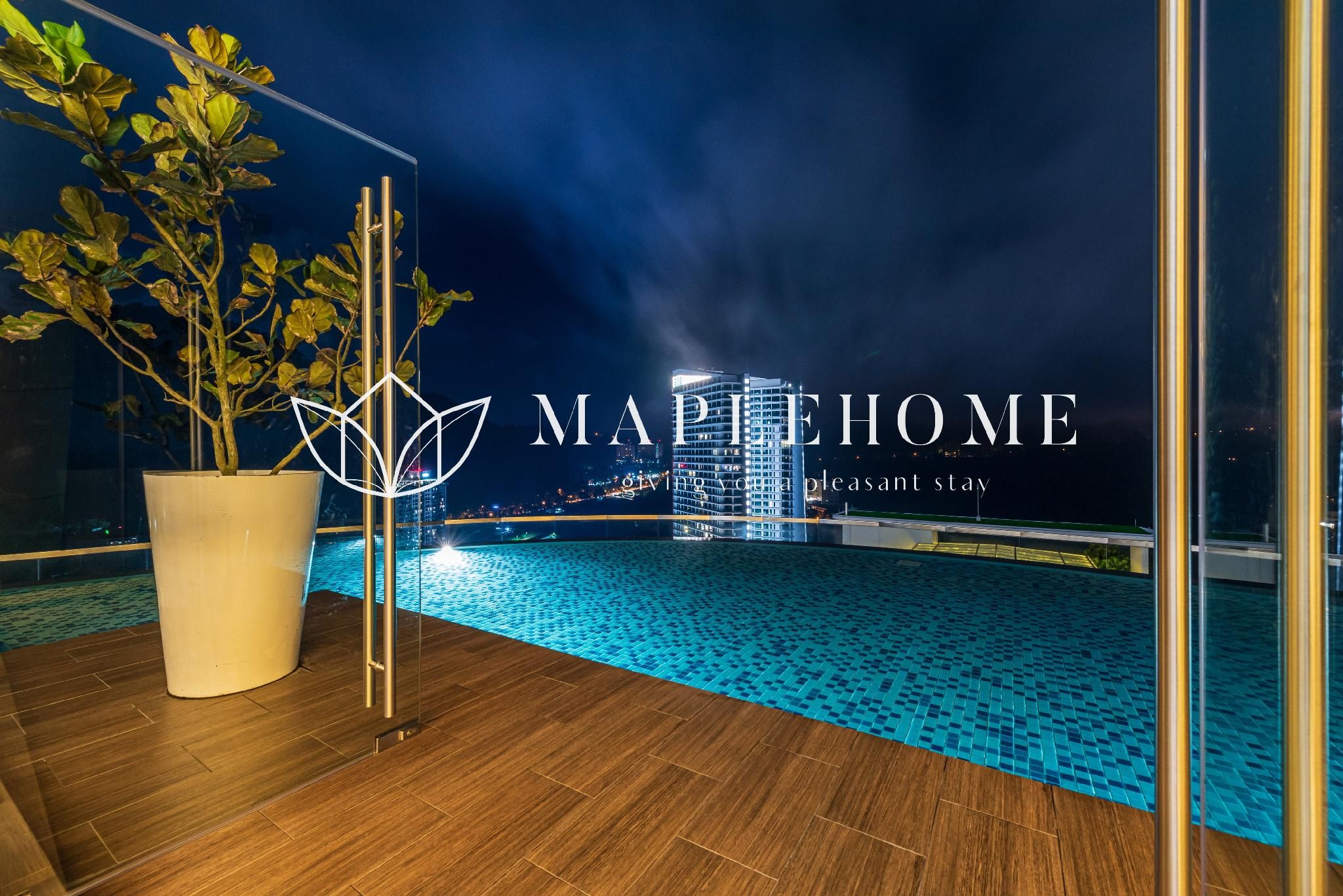 swimming pool [outdoor]