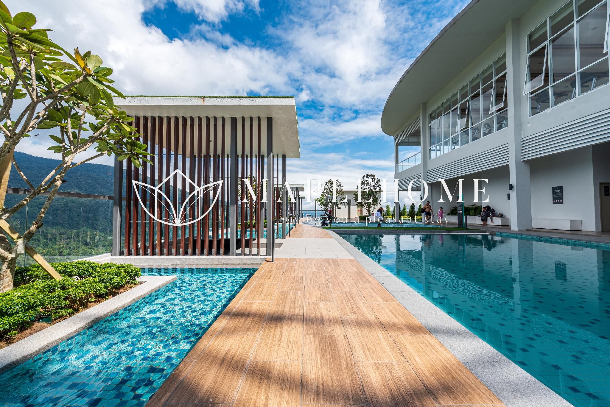 swimming pool [outdoor]