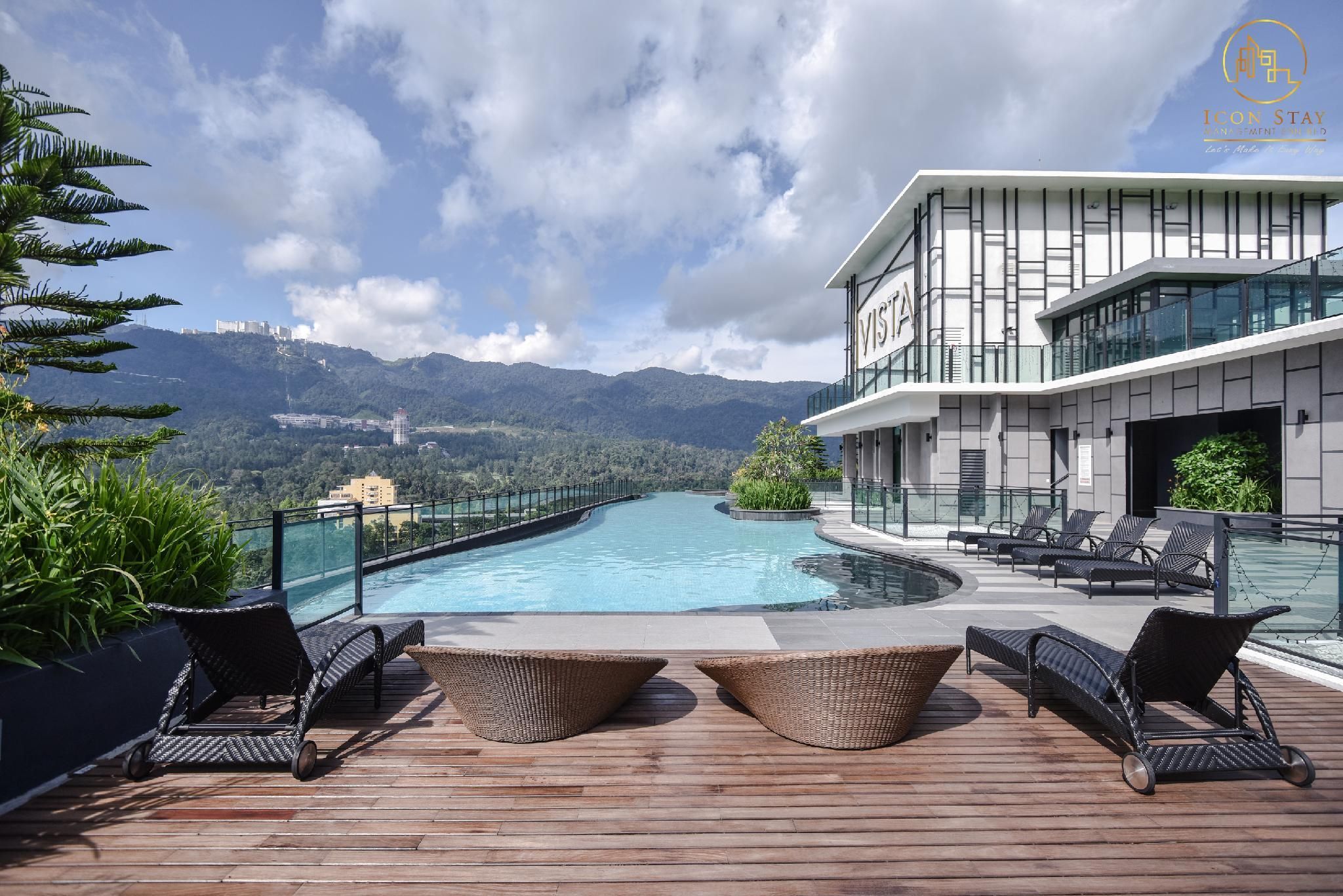 swimming pool [outdoor]