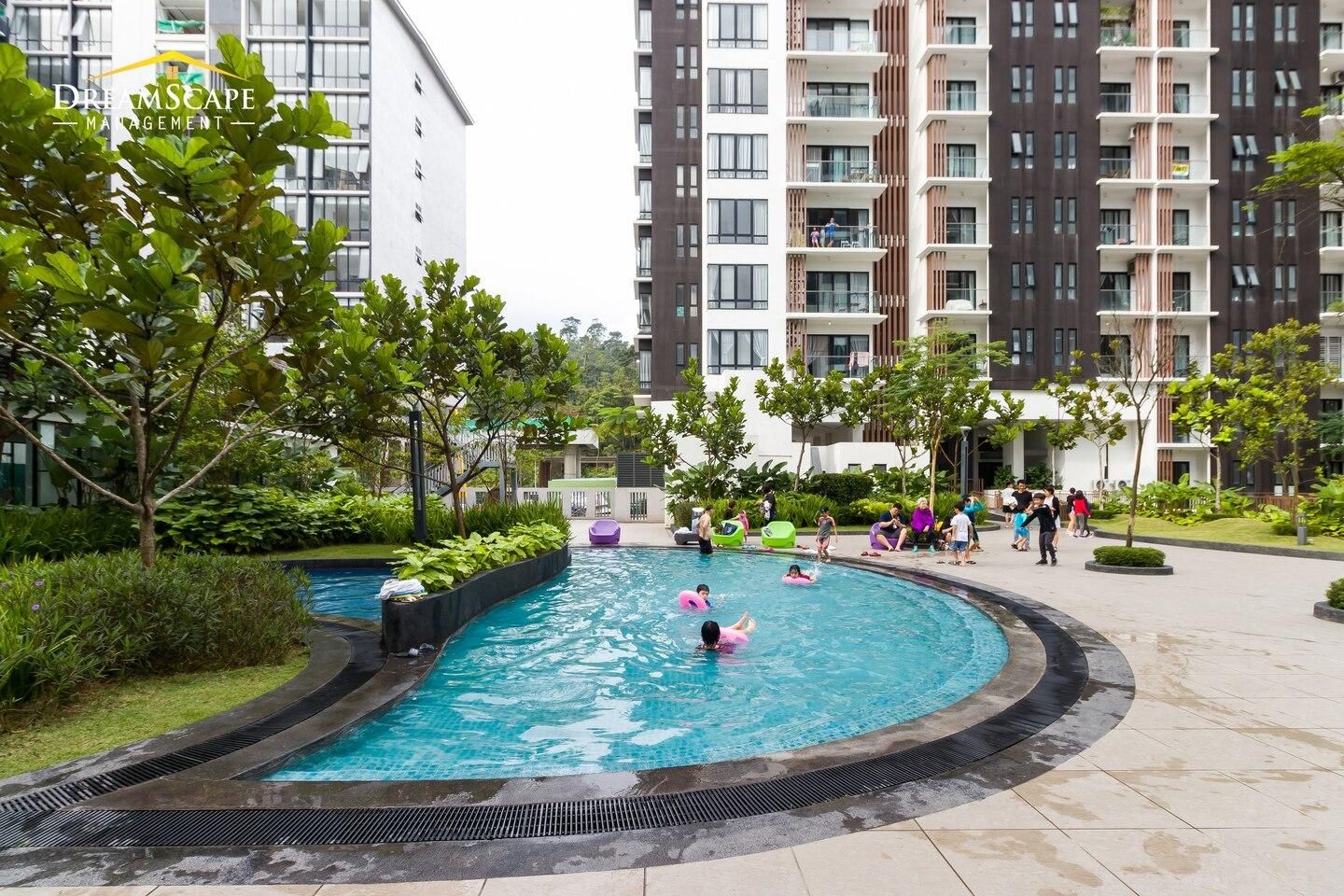 swimming pool [outdoor]