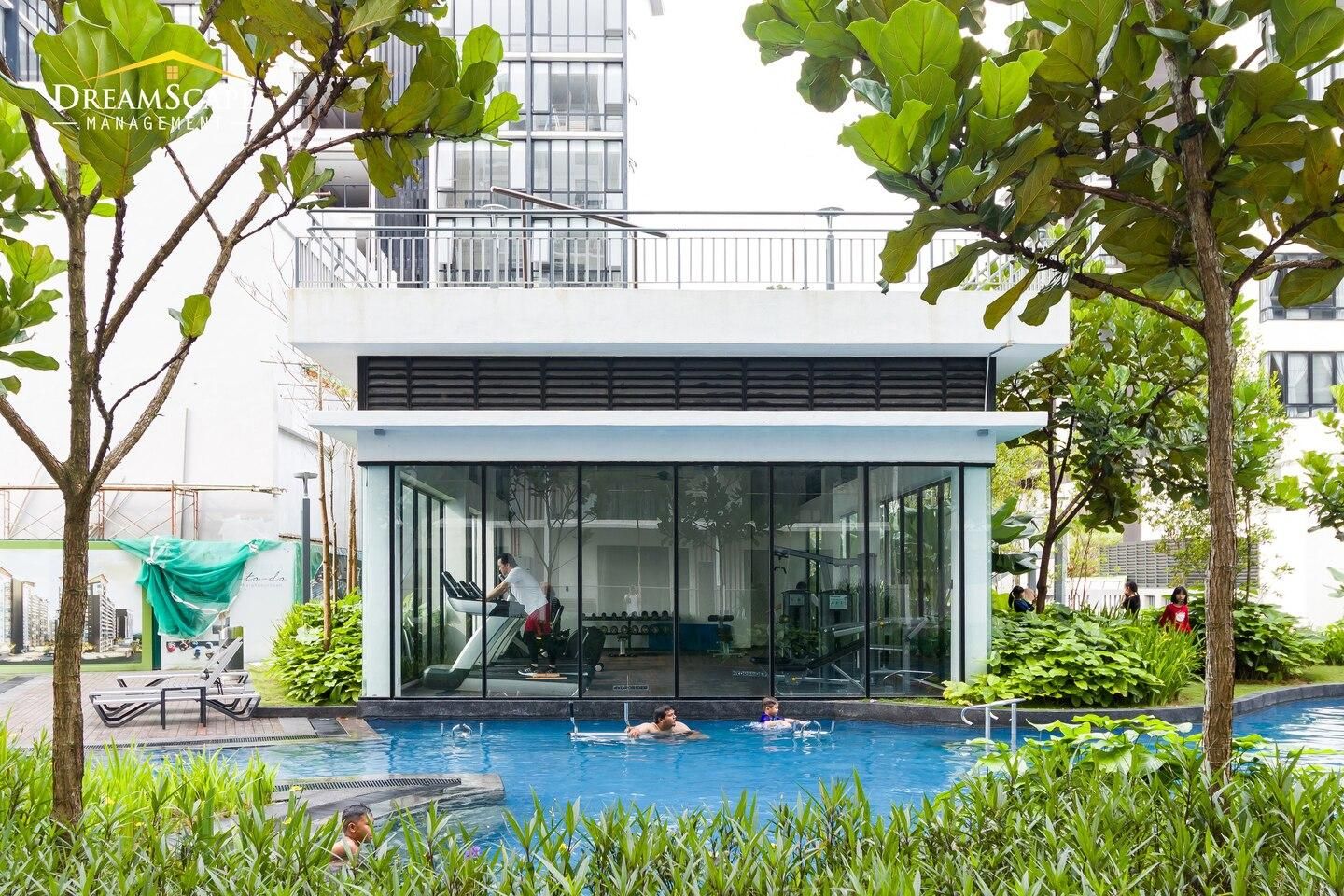 swimming pool [outdoor]