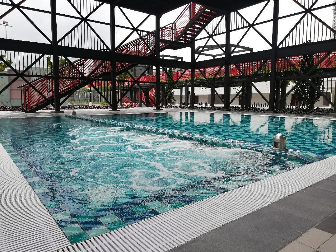 swimming pool [outdoor]