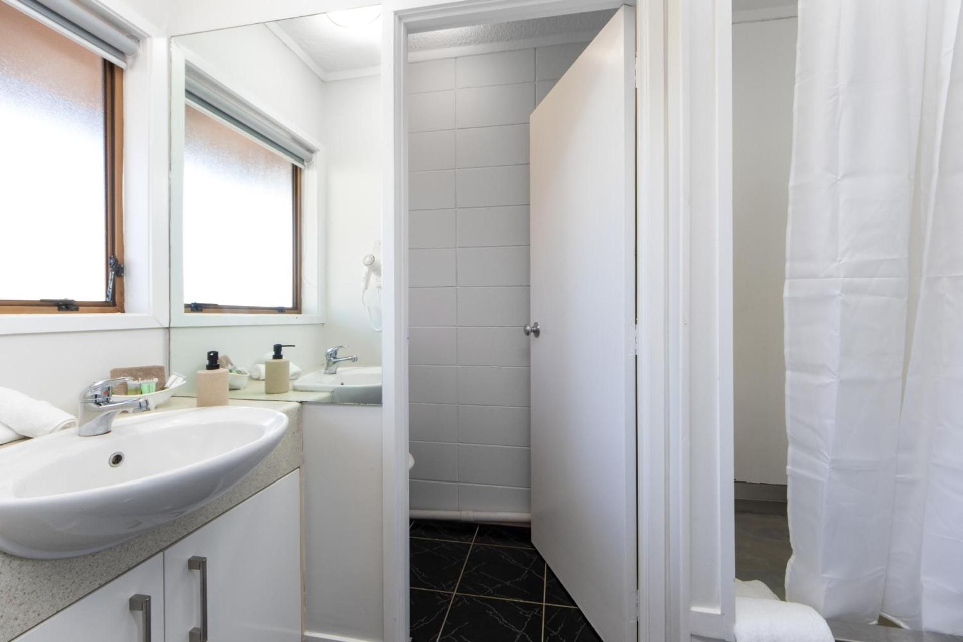 Epsom Motel One-Bedroom Apartment with Balcony (Sleeps 3)