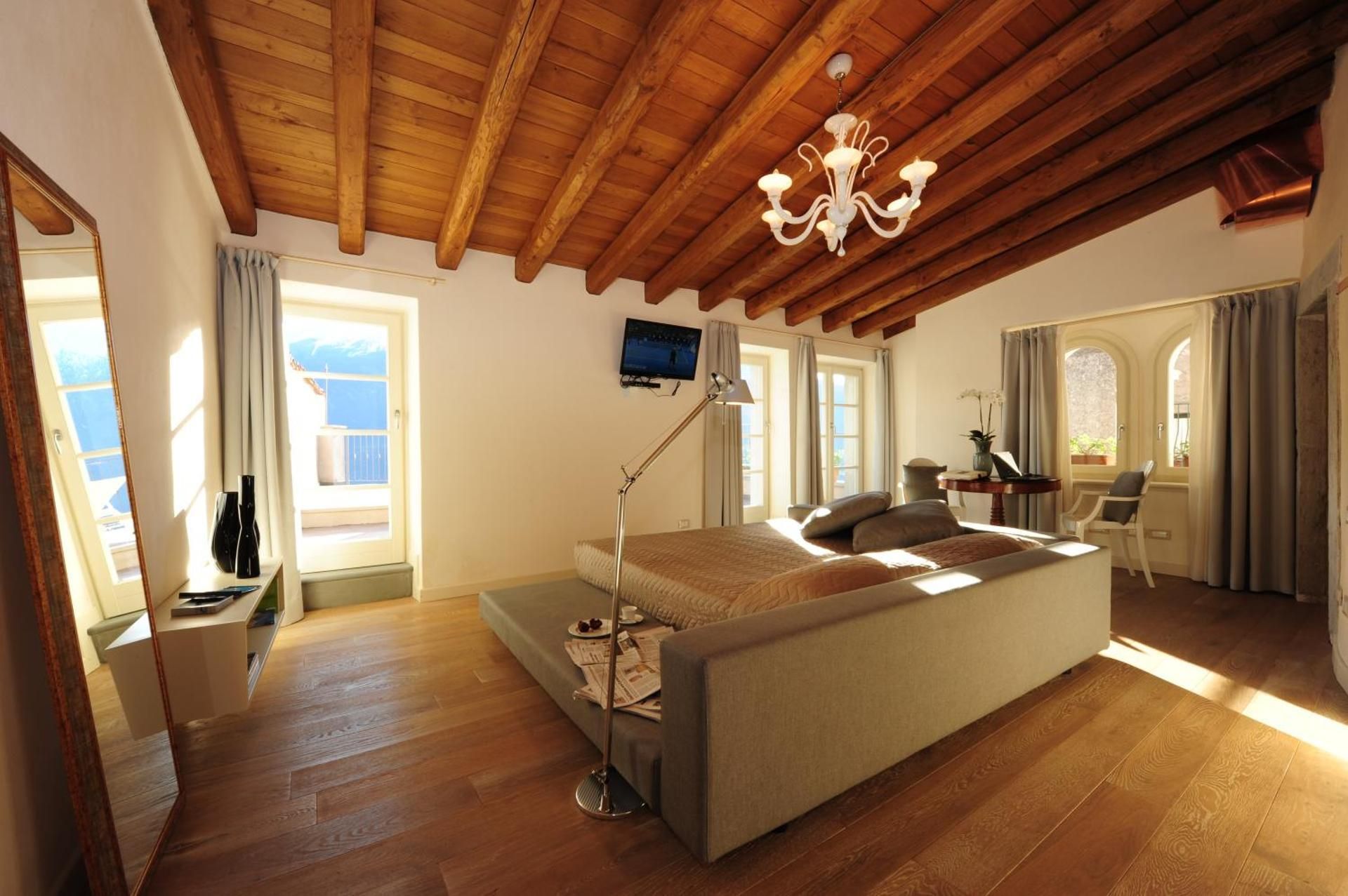 Junior Suite with Lake View and Terrace