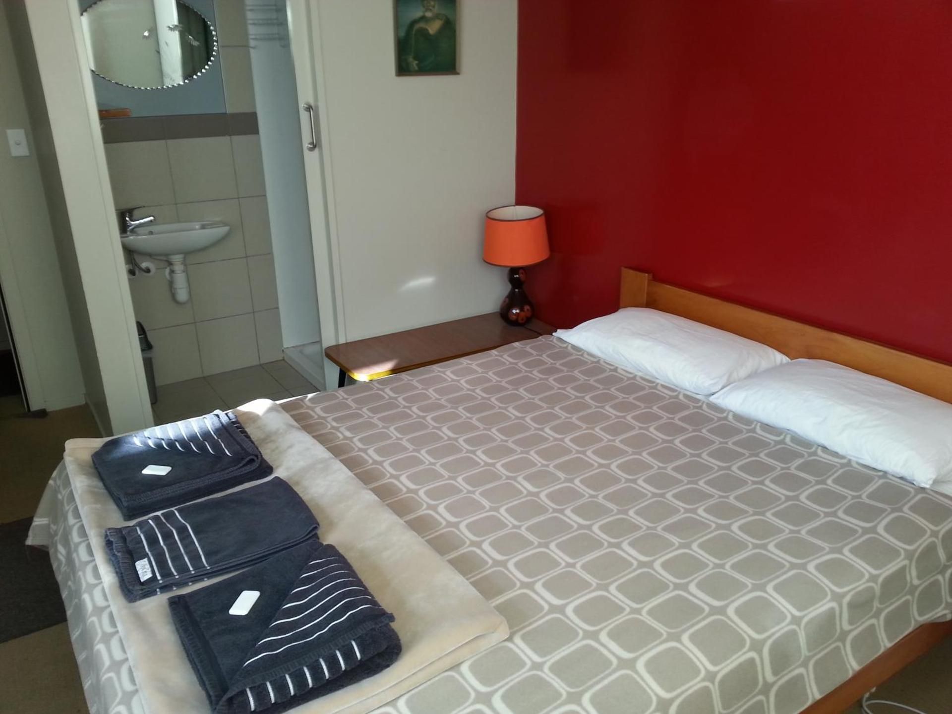 Riverstone Lodge Queen Room with Ensuite (no toilet)