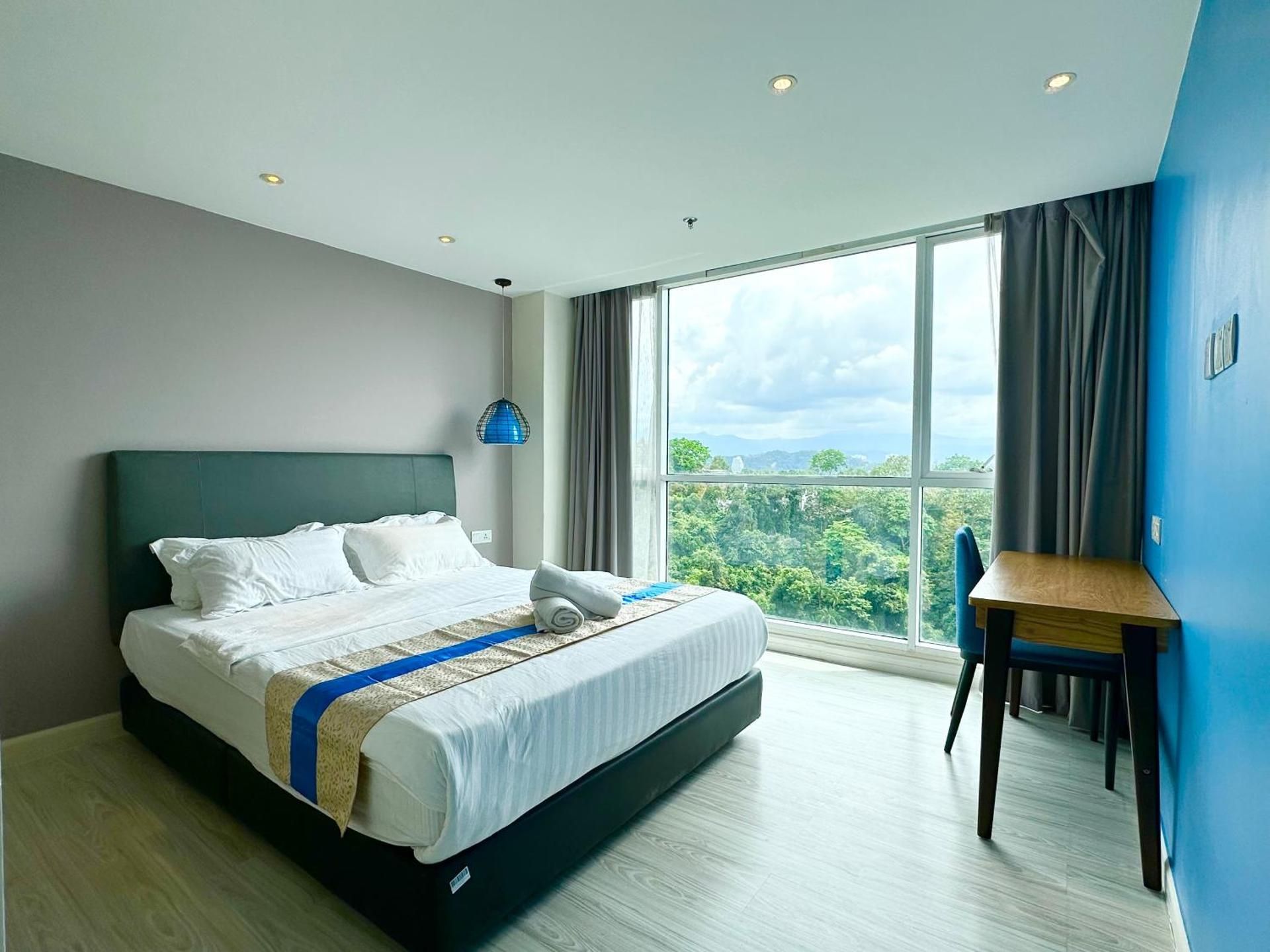 Apartment with Mountain View