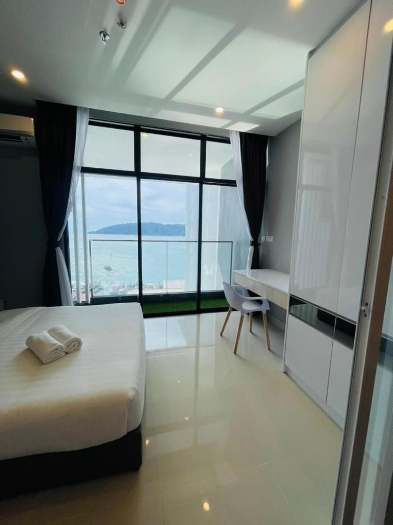 One-Bedroom Apartment with Sea View and Balcony