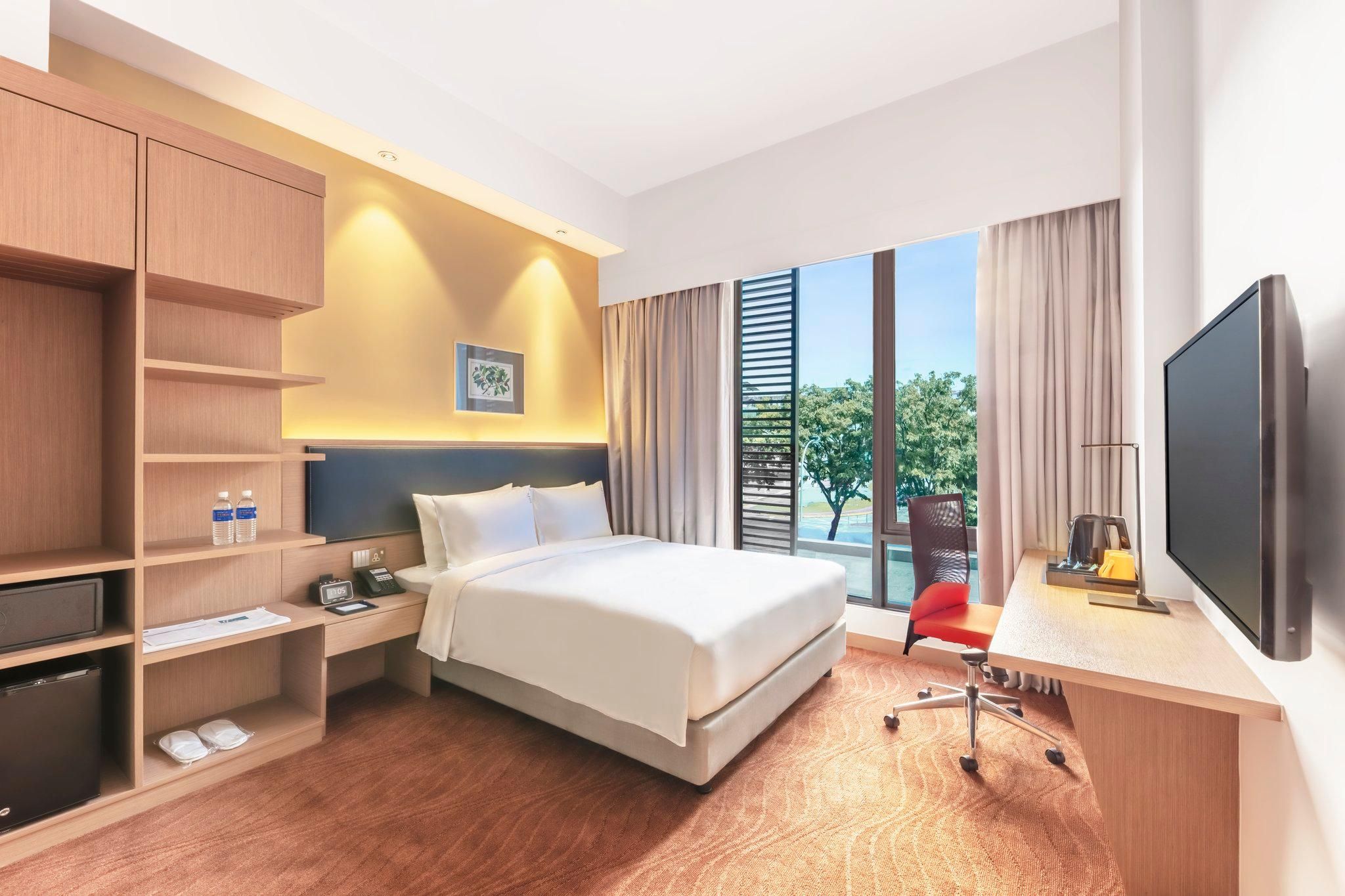 1 Queen Standard Accessible With Free Breakfast