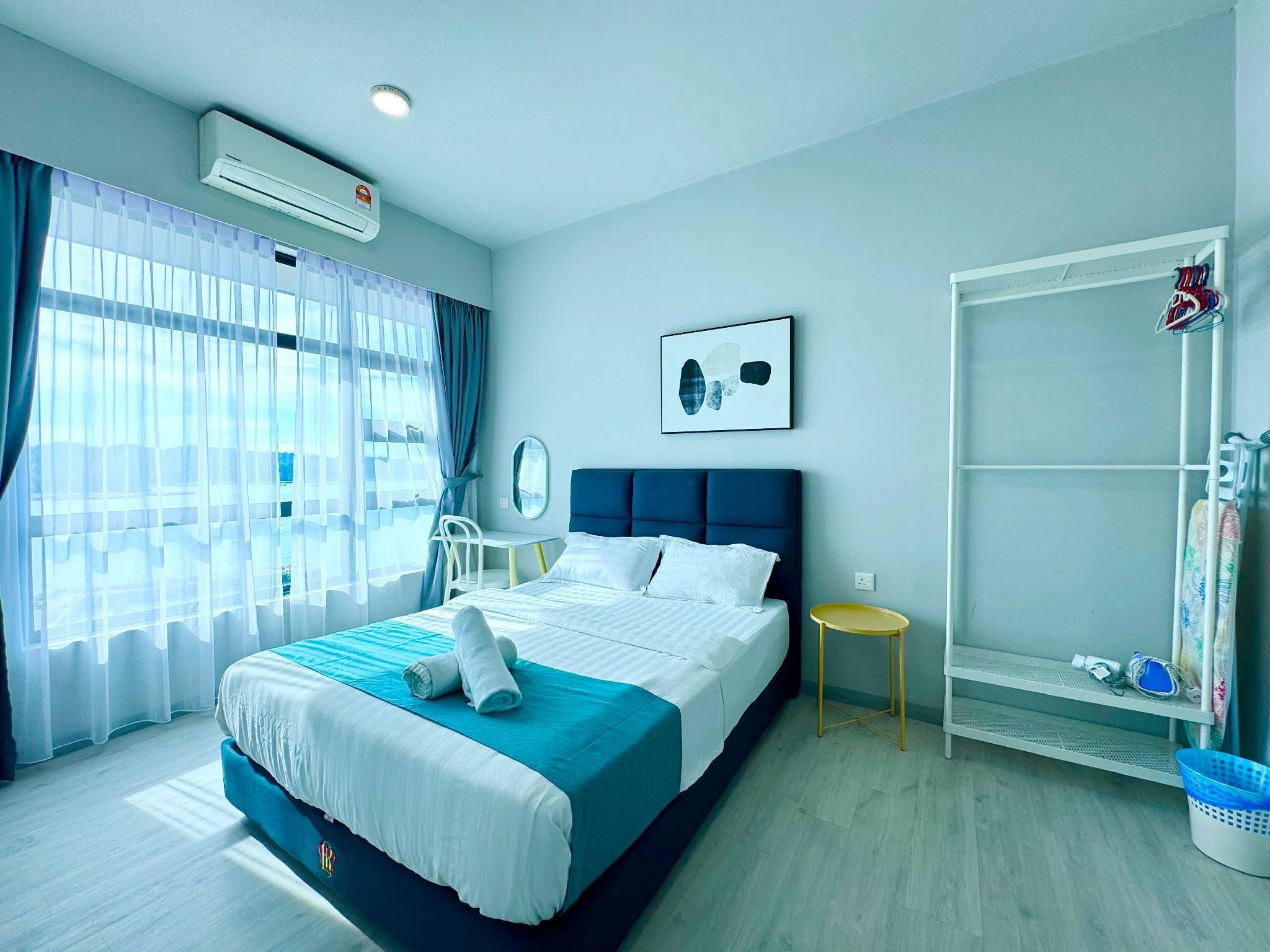 Seaview 2-Bedroom Apartment-Shared Rooftop Pool