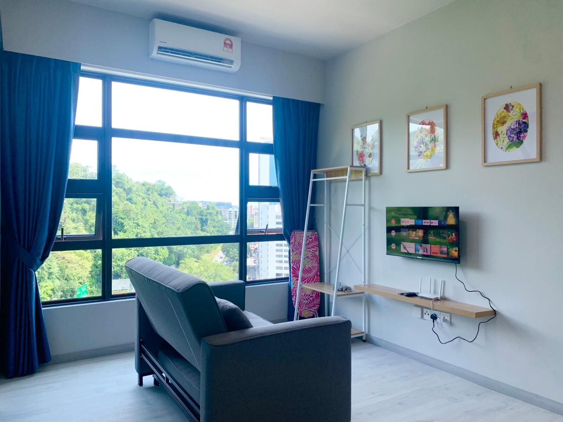 Apartment with Mountain View