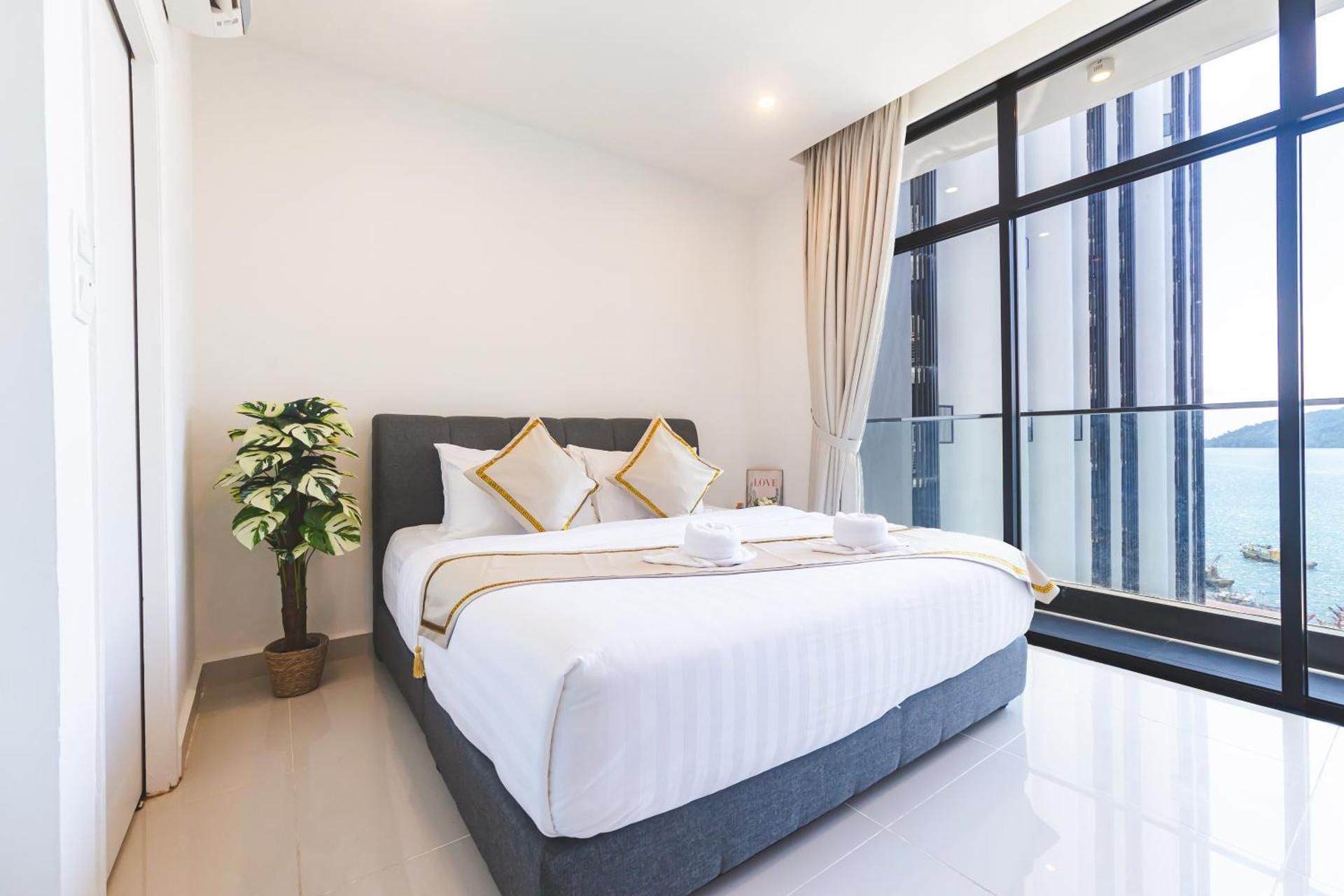 Two-Bedroom Apartment with Balcony and Sea View