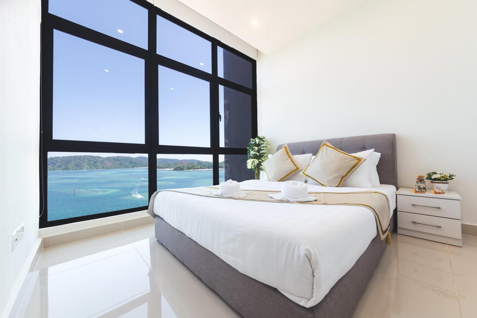 Deluxe Suite with Sea View