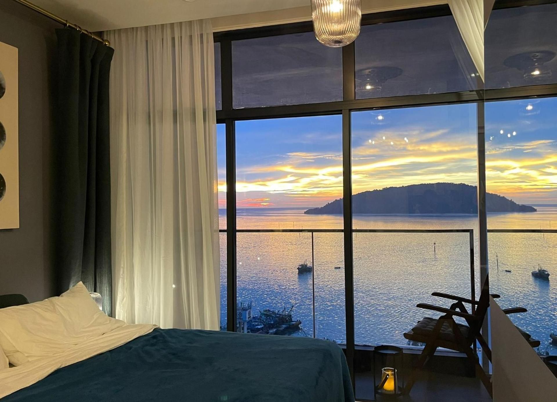 Deluxe One-Bedroom Apartment with Harbor View